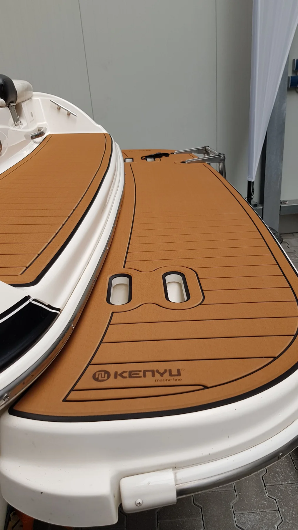 Glastron 205 GT mit KENYU Core Boden: Detail: Ausschnitte, sauber gearbeitet