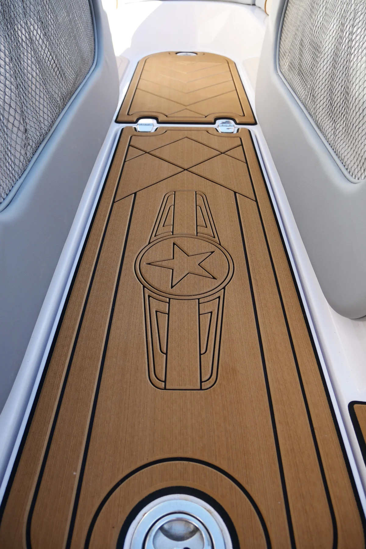 Super Air Nautique 220 TE mit KENYU Core Boden: Durchgang zum Bug mit Stern-Logo