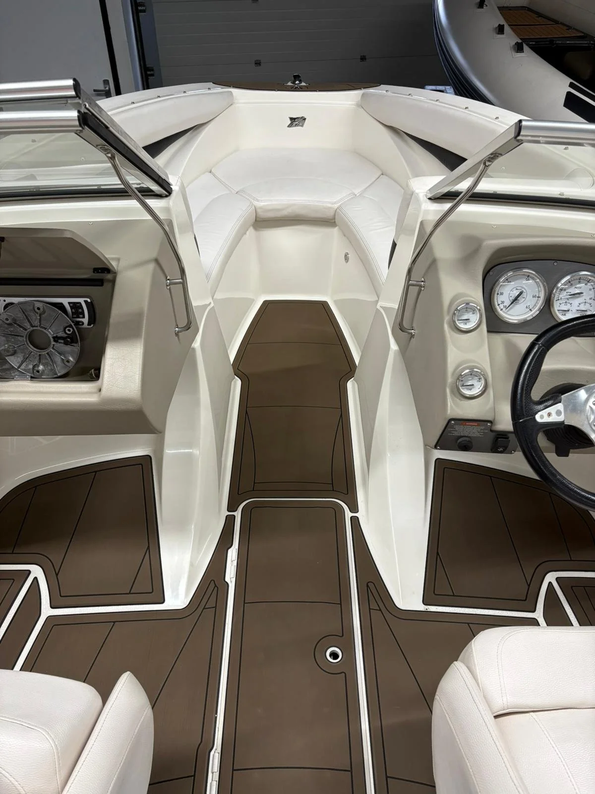 Larson Senza 206 mit KENYU Core Boden: Detail: Konturen an der Konsole