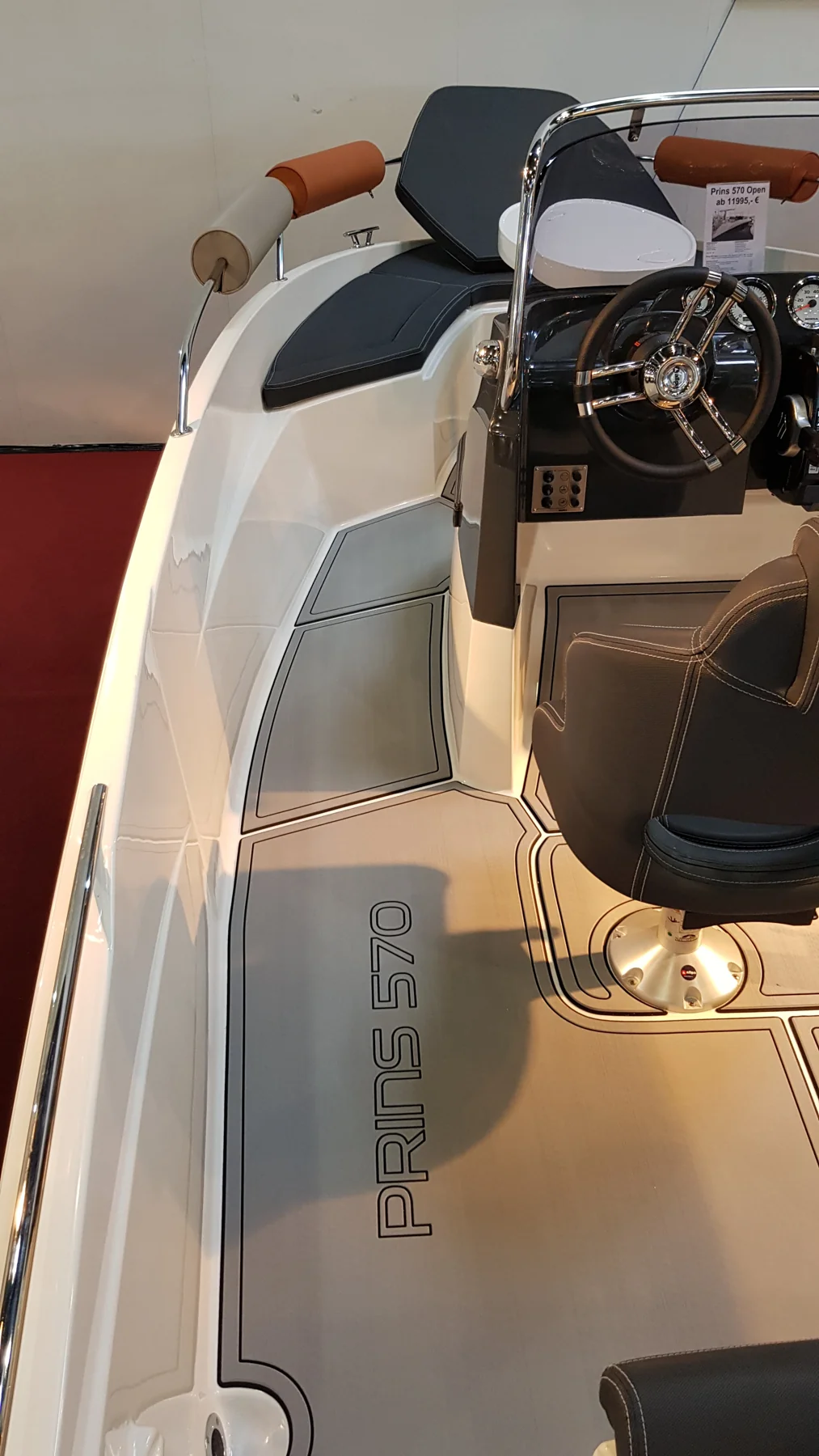 Prins 570, Cockpit neben dem Steuerstand mit KENYU Core Boden in Light Grey / Black