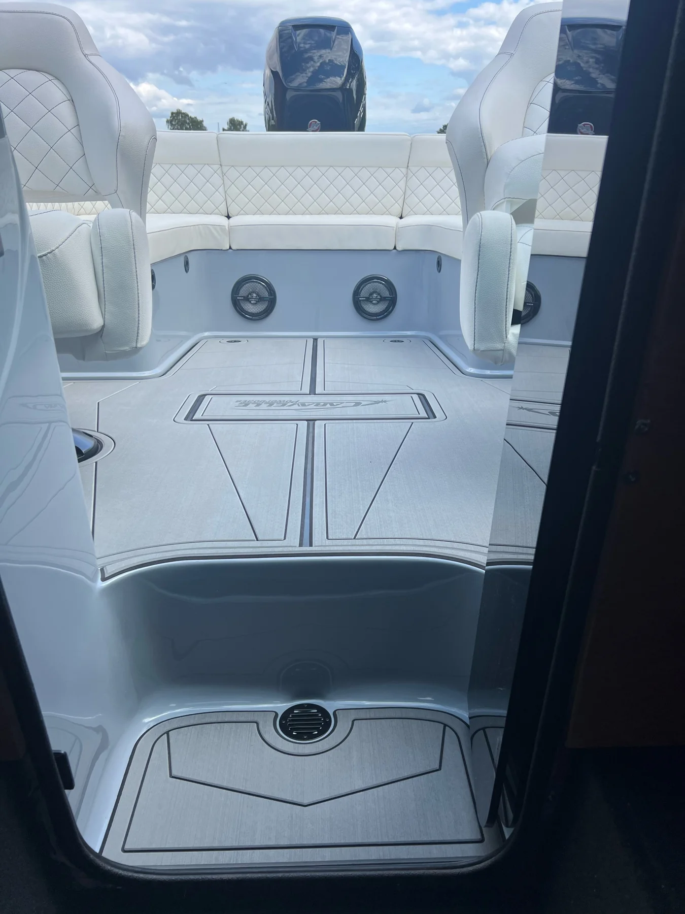 Caravelle Interceptor 232 mit KENYU Core Boden: Cockpit Richtung Heck