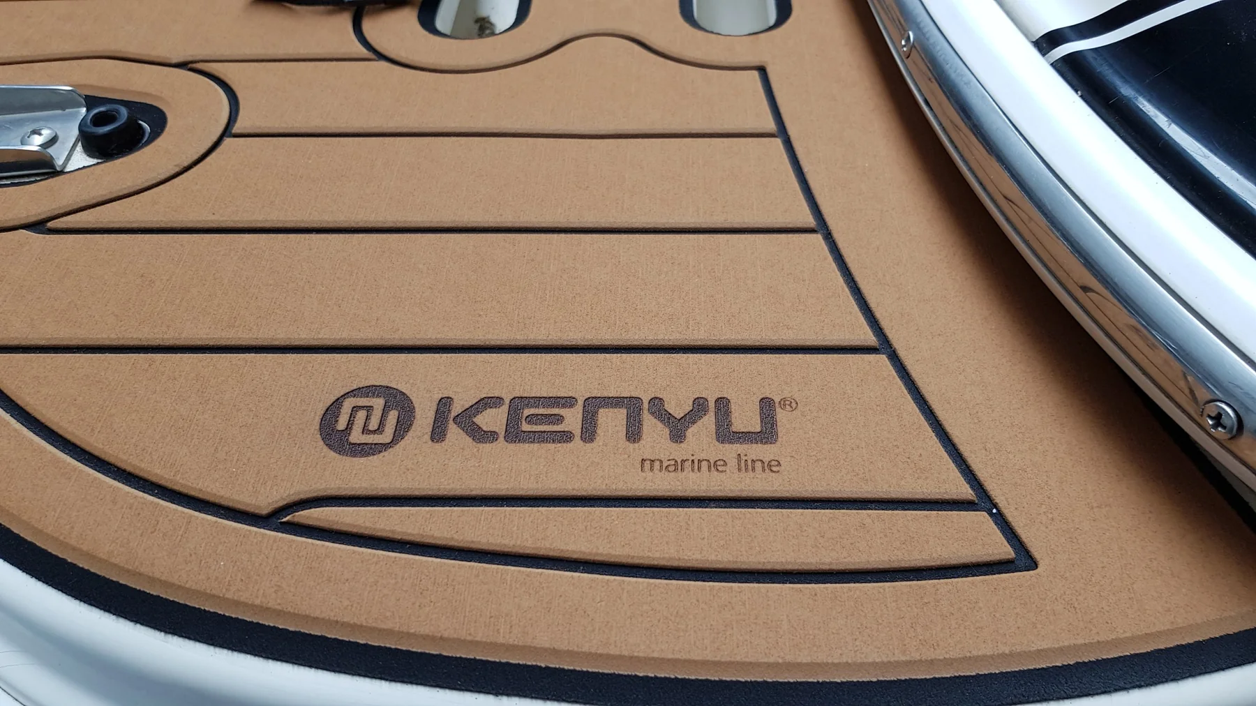 Glastron 205 GT mit KENYU Core Boden: Detail: KENYU-Signet auf der Plattform