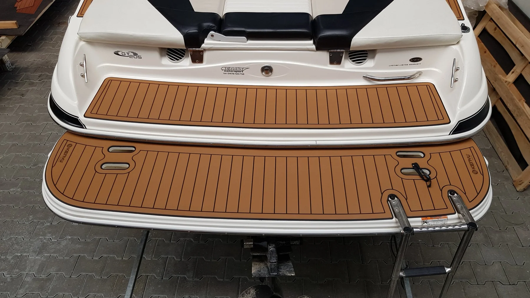 Glastron 205 GT mit KENYU Core Boden: Badeplattformen von oben