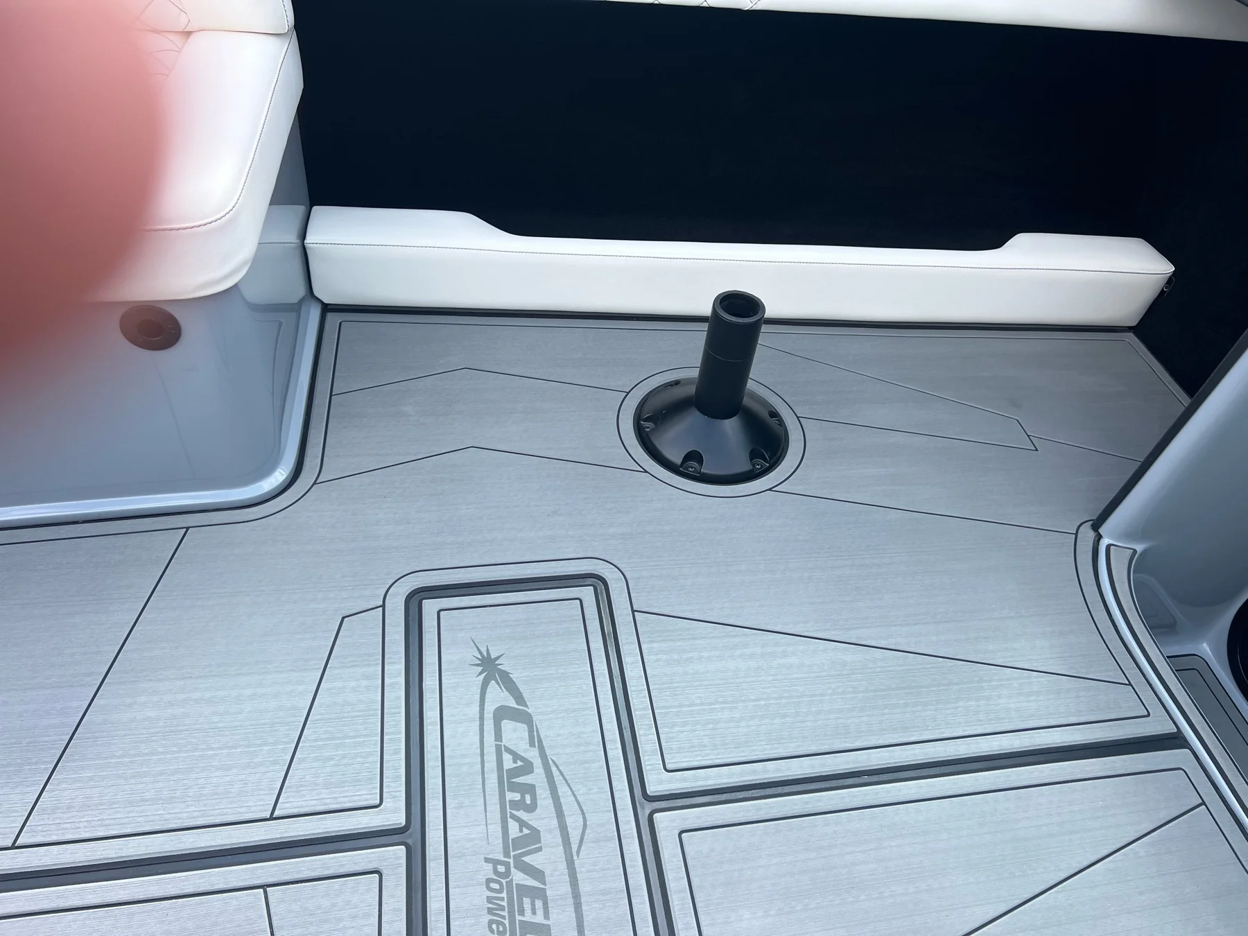 Caravelle Interceptor 232 mit KENYU Core Boden: Detail: Logo, gelasert