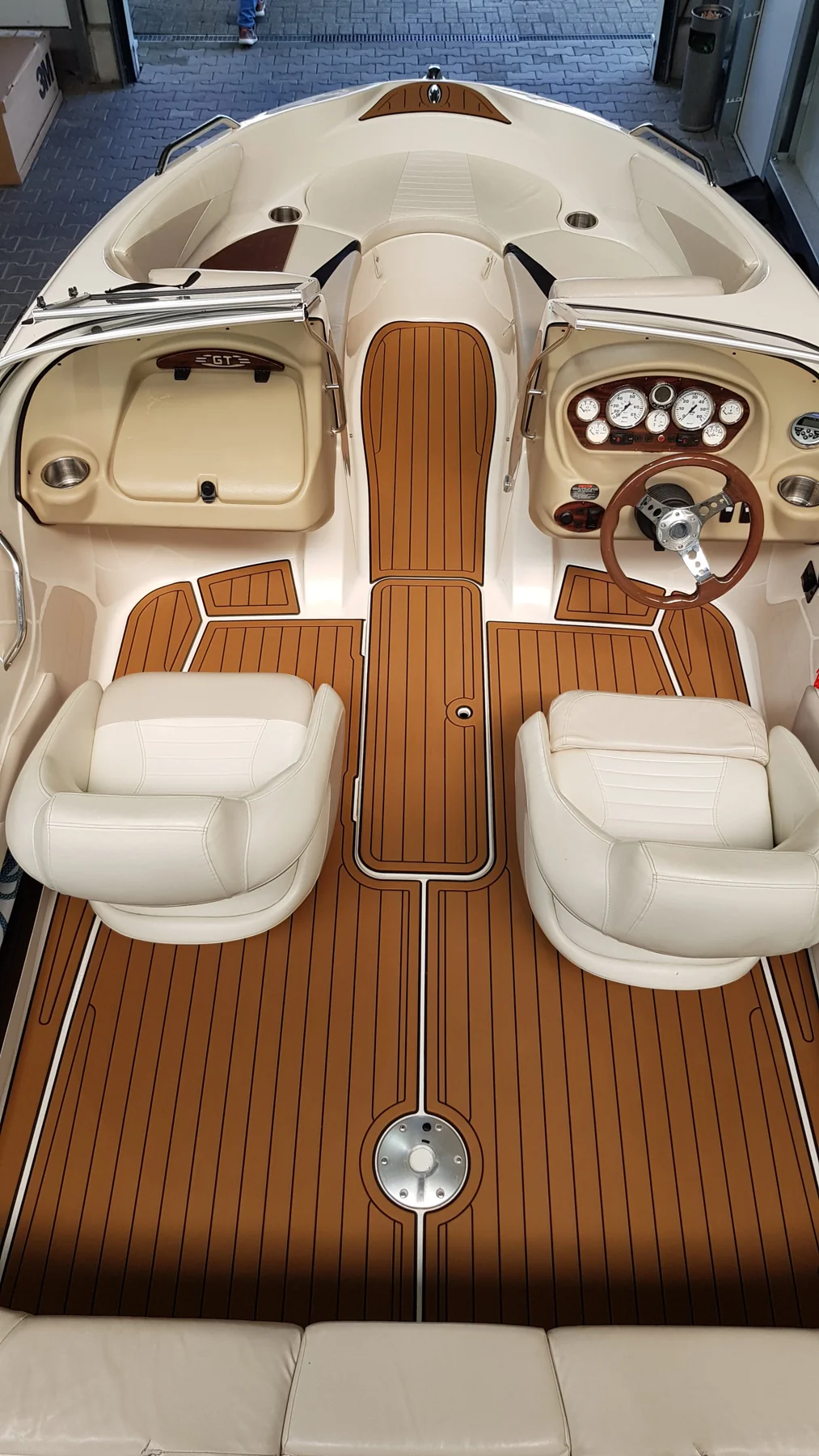 Glastron 205 GT mit KENYU Core Bootsboden in Teak / Black