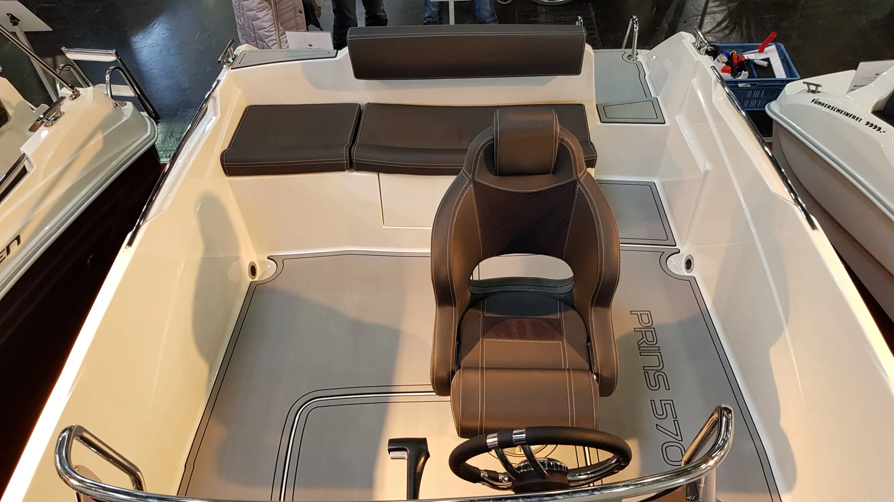 Cockpit mit passgenau verlegten KENYU EVA-Pads