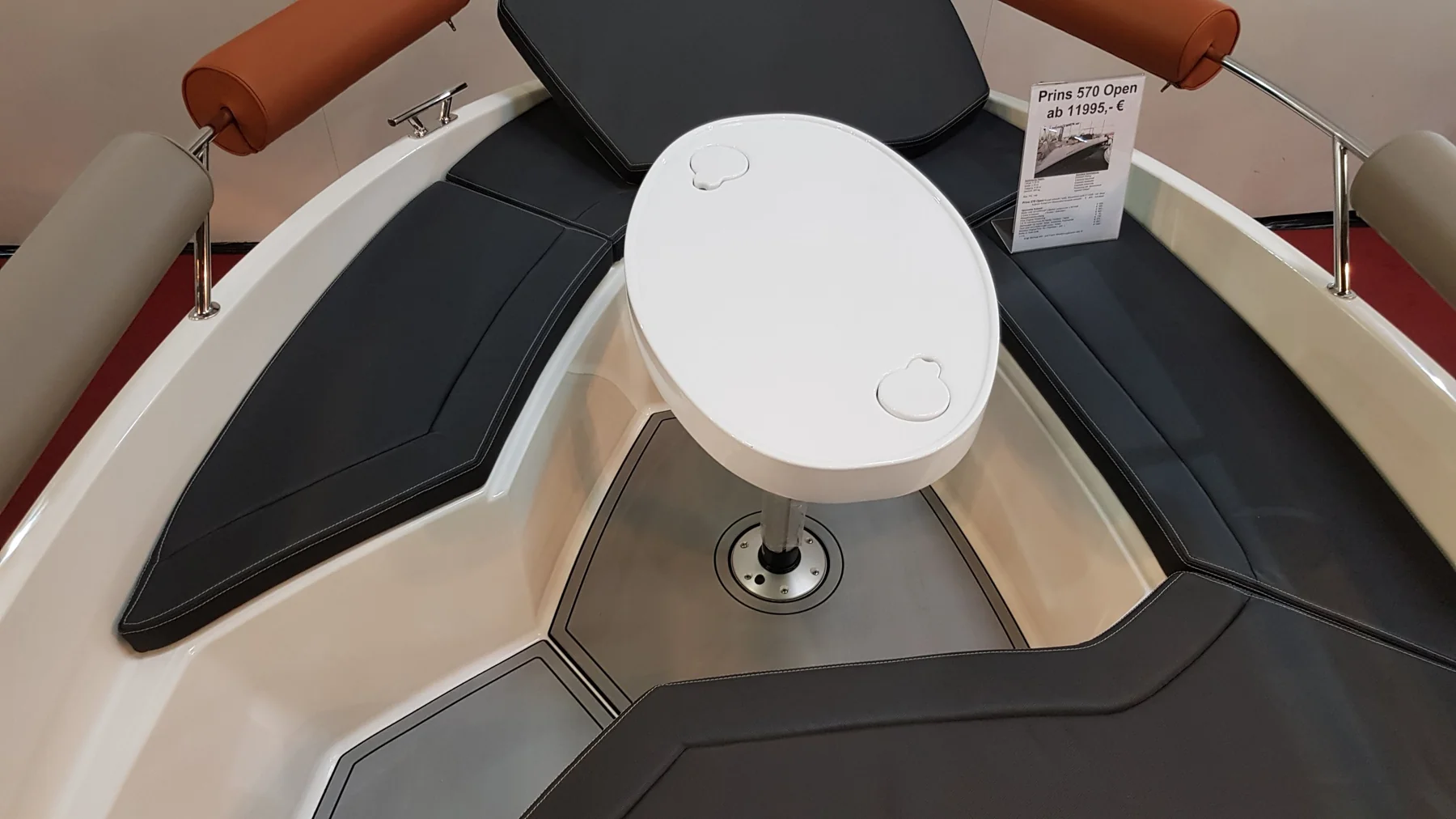 Prins 570 mit KENYU Core Boden: Sitzgruppe mit Tisch im Bug
