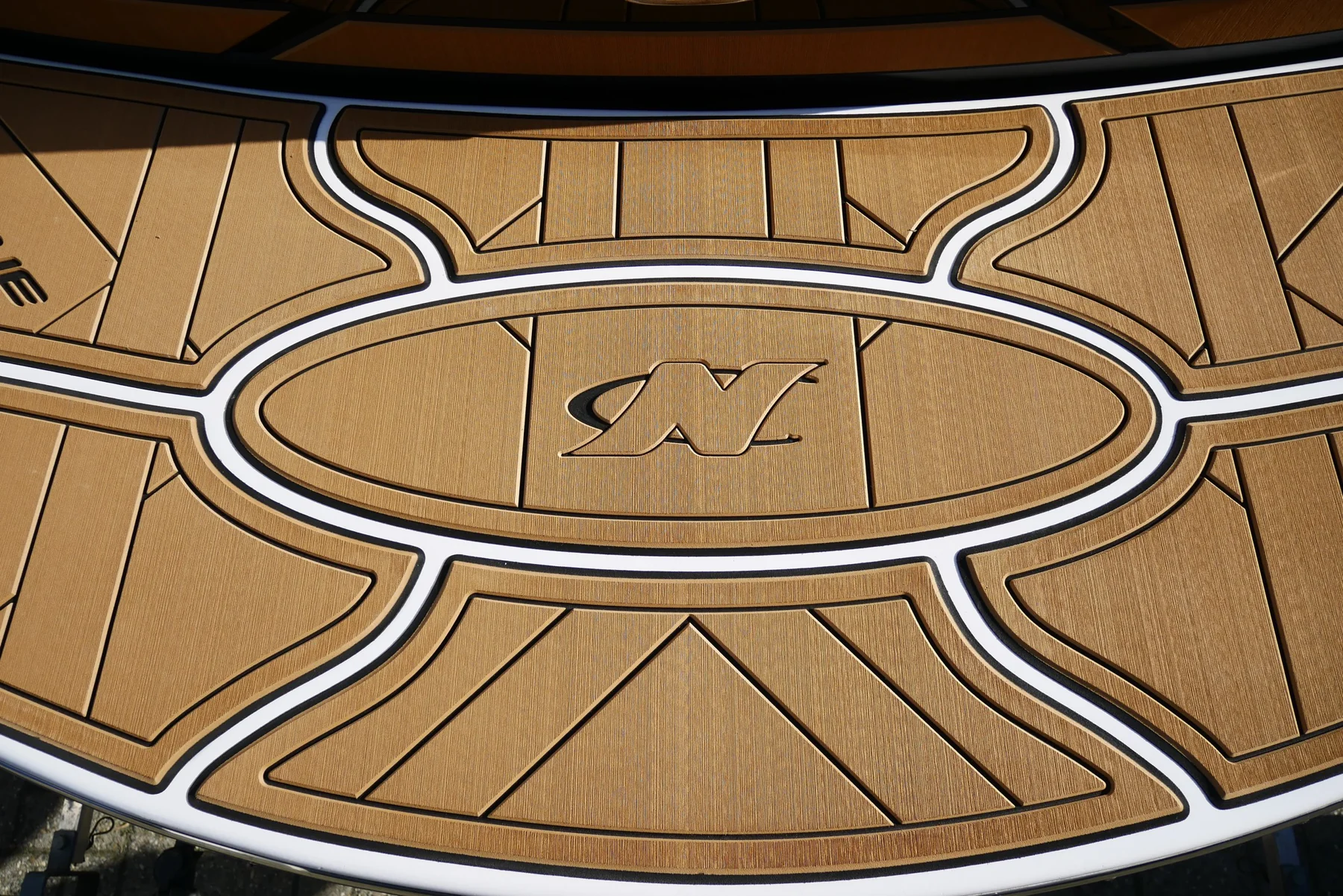 Super Air Nautique 220 TE mit KENYU Core Boden: Badeplattform: Nautique-Logo im Oval
