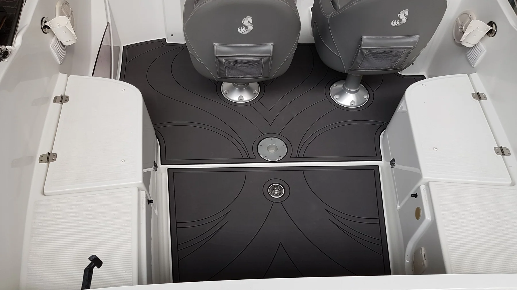 KENYU Core auf Beneteau Flyer 650, anthrazit over black