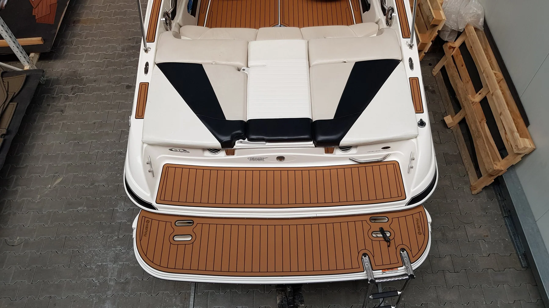 Glastron 205 GT mit KENYU Core Boden: Badeplattform außen