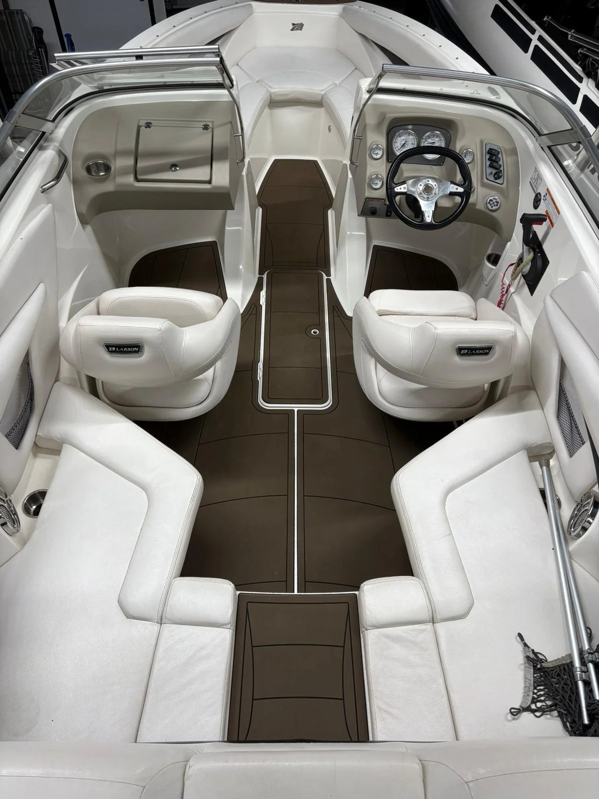 Larson Senza 206 mit KENYU Core Boden: Cockpit von achtern