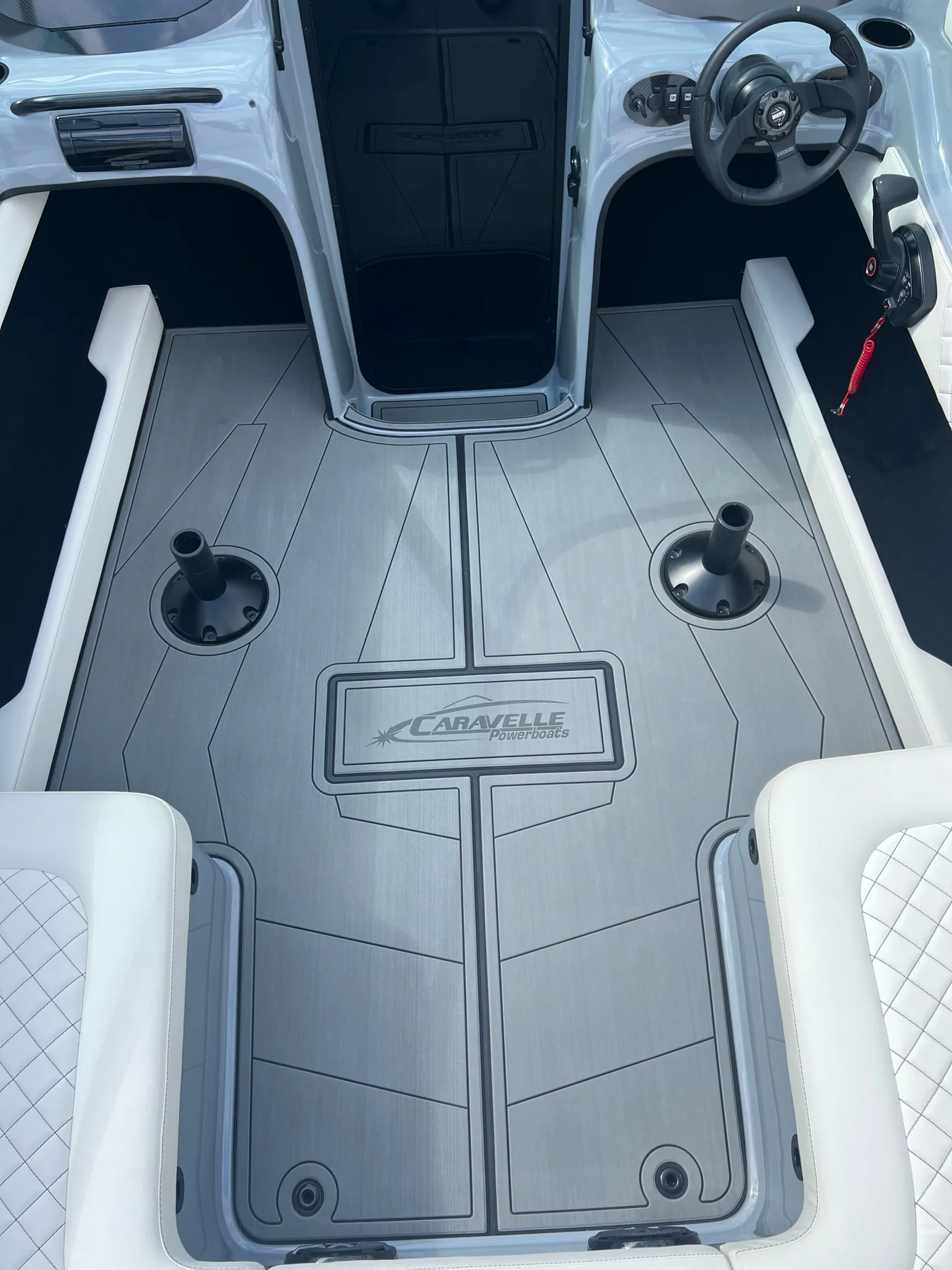 Caravelle Interceptor 232, Cockpit von achtern mit KENYU Core Boden in Light Grey / Black