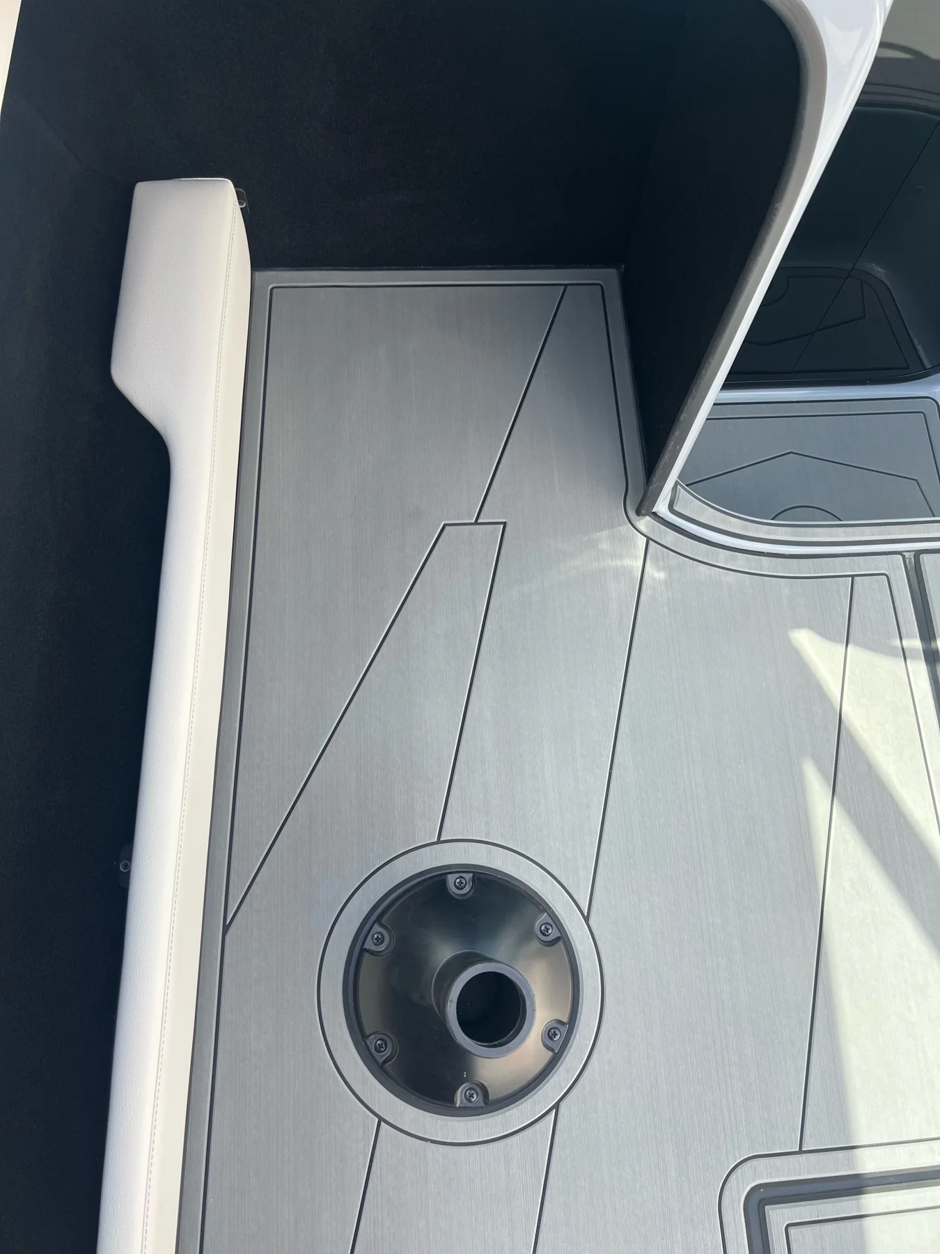 Caravelle Interceptor 232 mit KENYU Core Boden: Detail: Ausschnitt am Sitzfuß