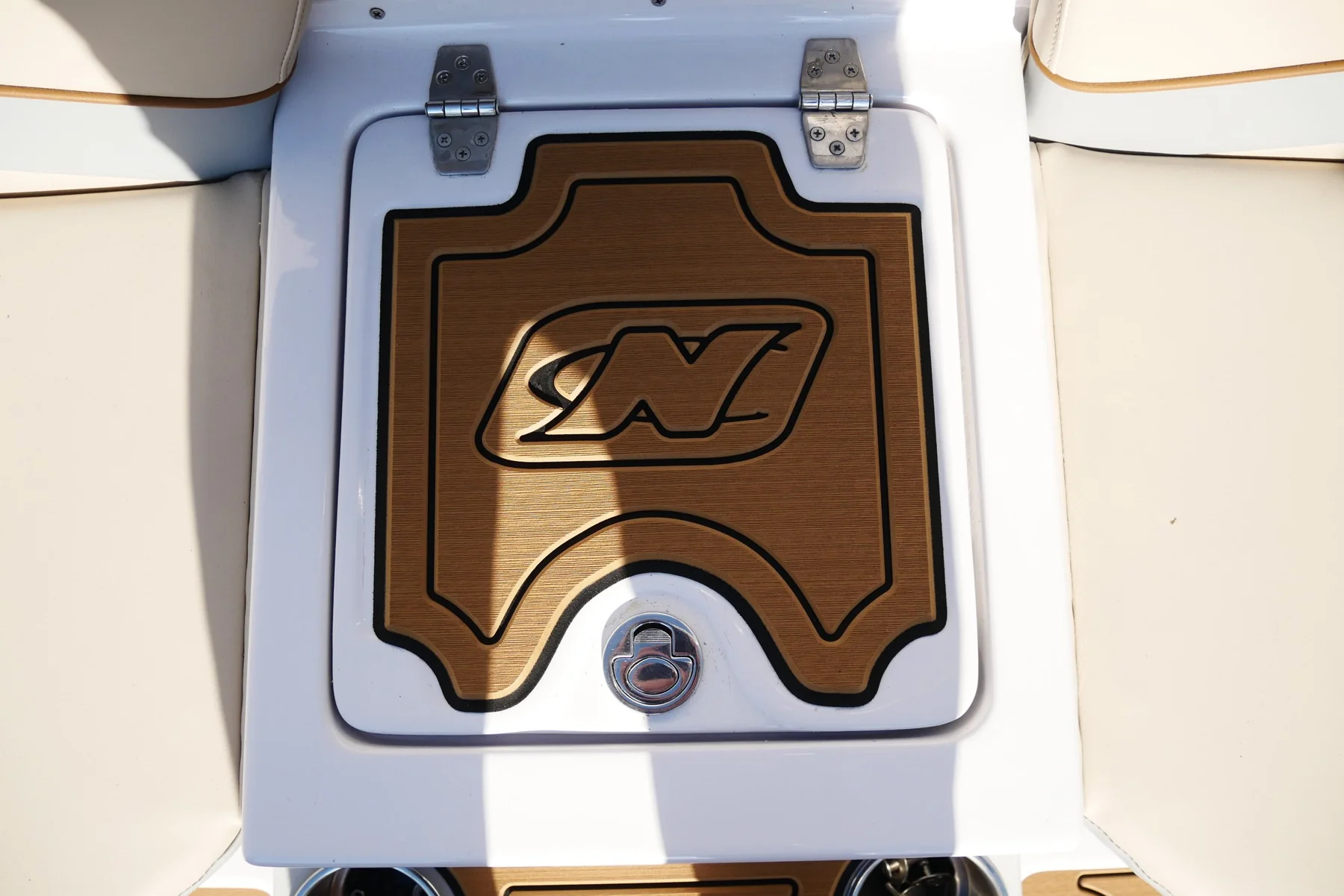 Super Air Nautique 220 TE mit KENYU Core Boden: Ablage mit Nautique-Logo