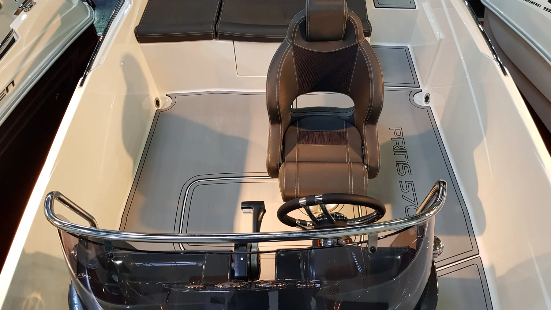 Prins 570 mit KENYU Core Boden: Cockpit
