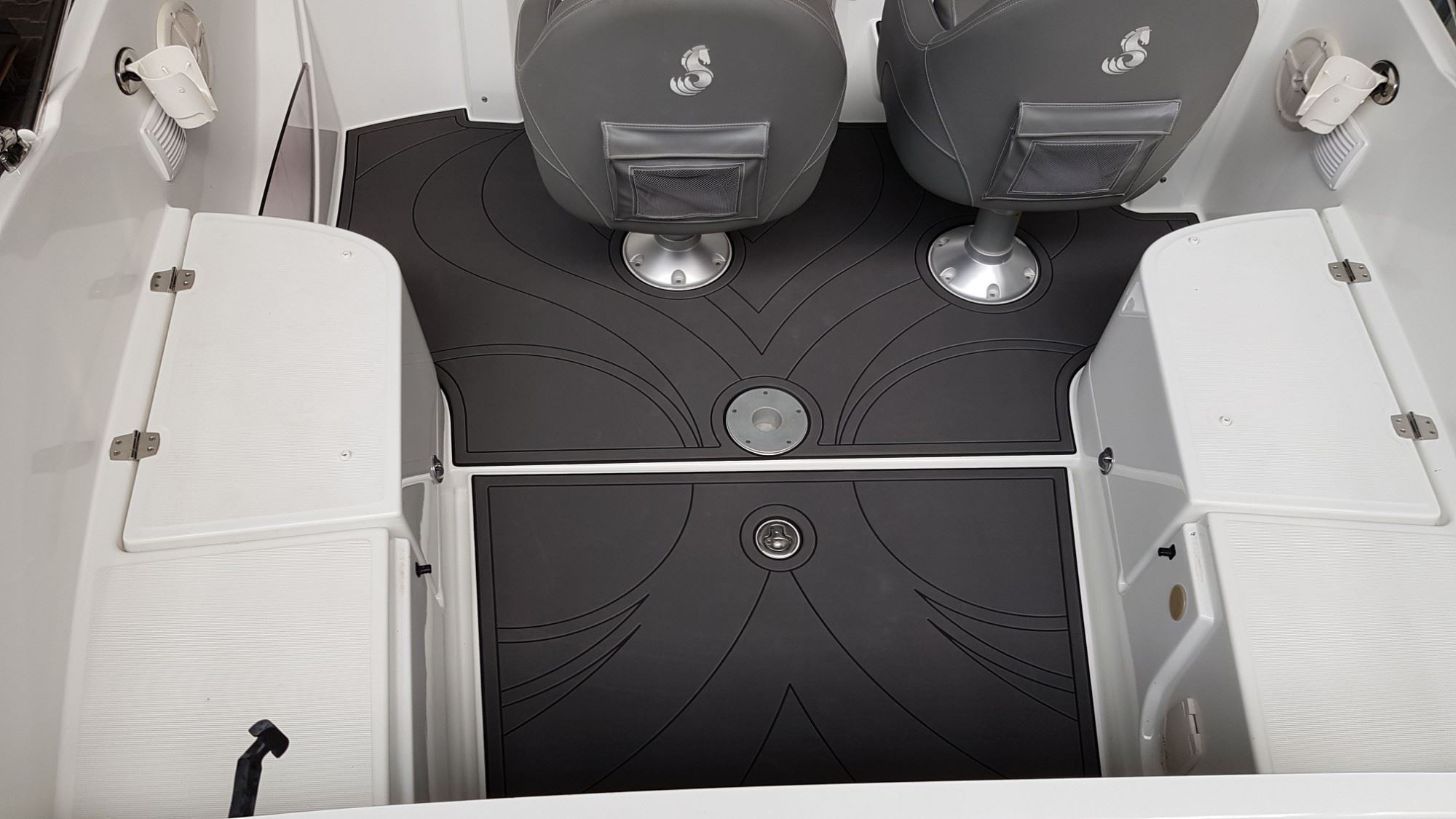 Beneteau Flyer 650, Cockpit mit KENYU Core Boden in Anthracite / Black