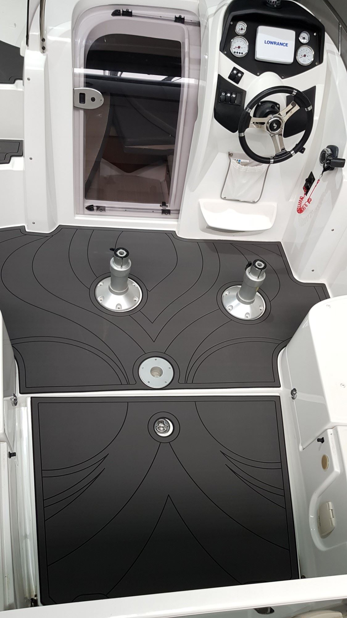 KENYU Core EVA-Bootsboden in Anthracite und Schwarz mit geschwungenem Wunschdesign im Cockpit