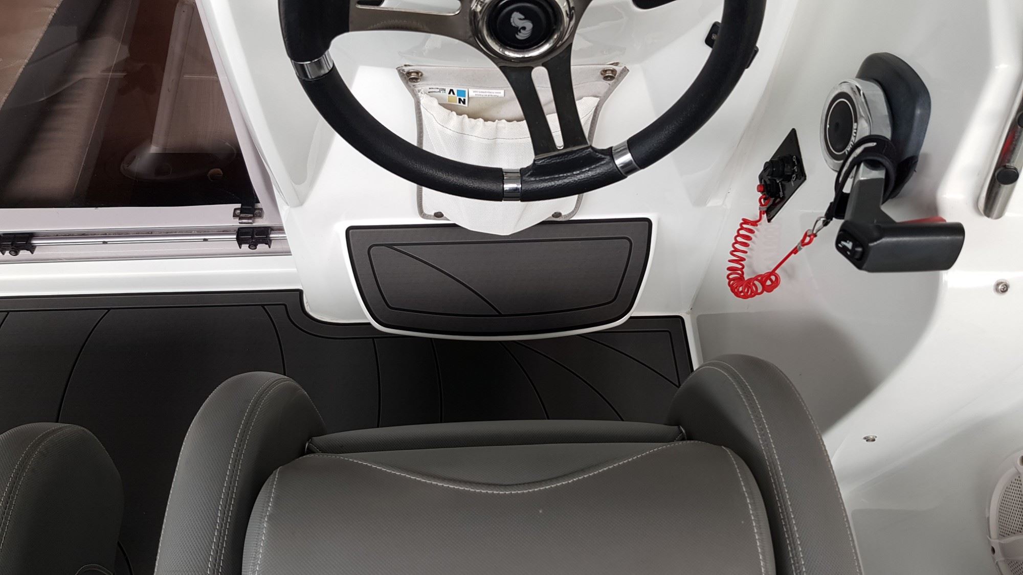 Beneteau Flyer 650 mit KENYU Core Boden: Fußstütze am Steuerstand