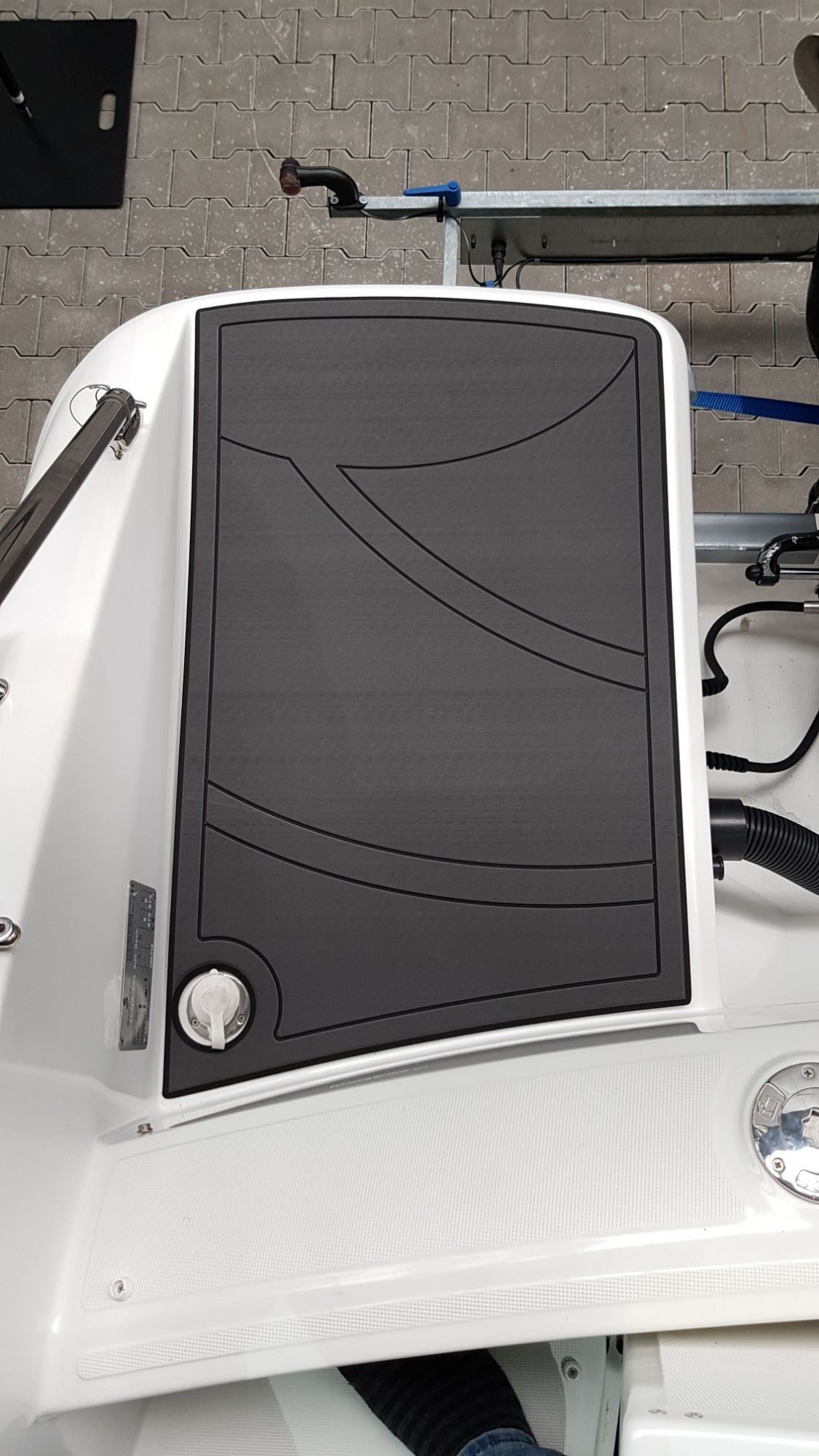 Beneteau Flyer 650 mit KENYU Core Boden: Pad am Heck