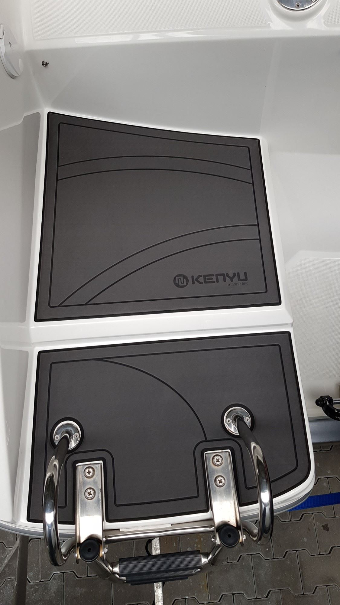 Beneteau Flyer 650, Badeplattform mit KENYU Core Boden in Anthracite / Black