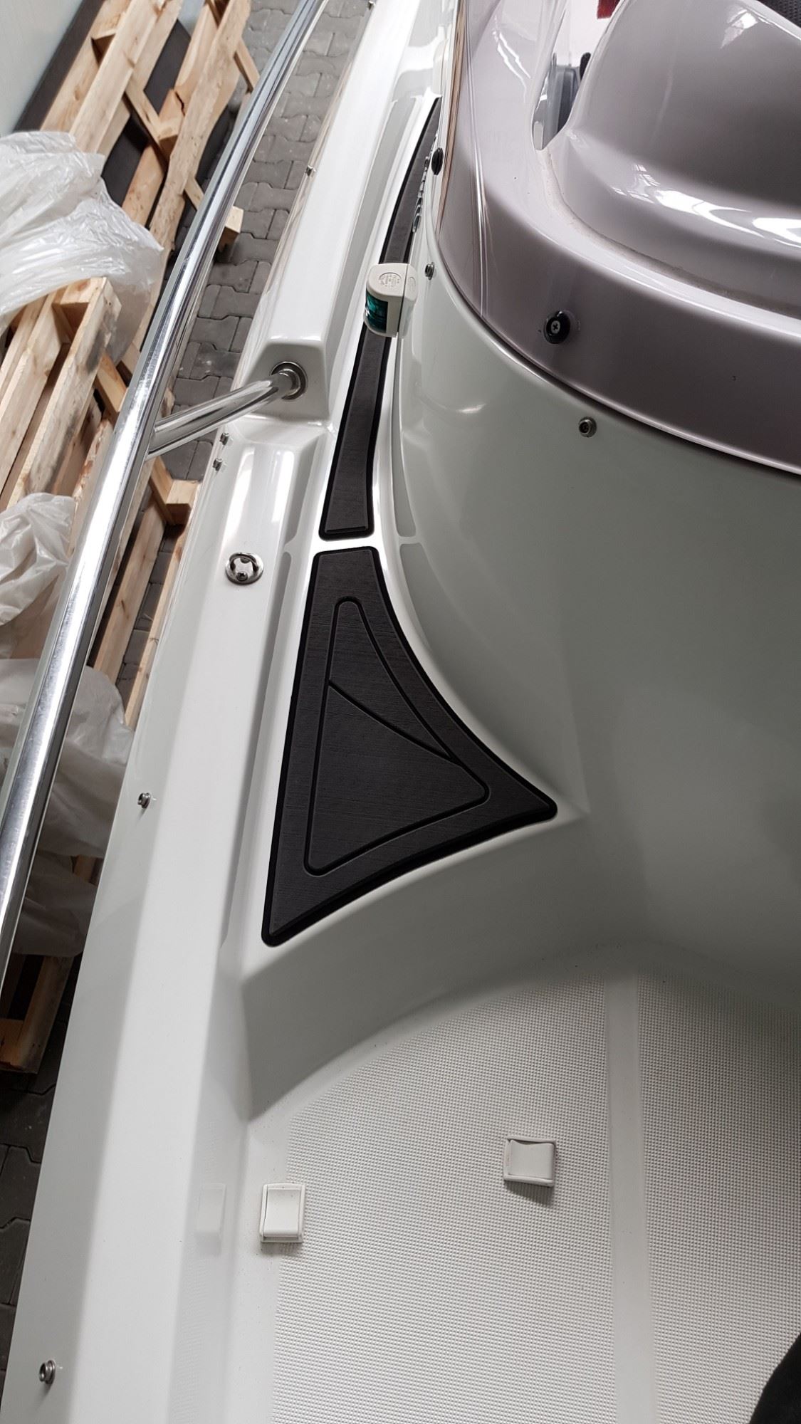 Beneteau Flyer 650, Seitengang zum Bug mit KENYU Core Boden in Anthracite / Black