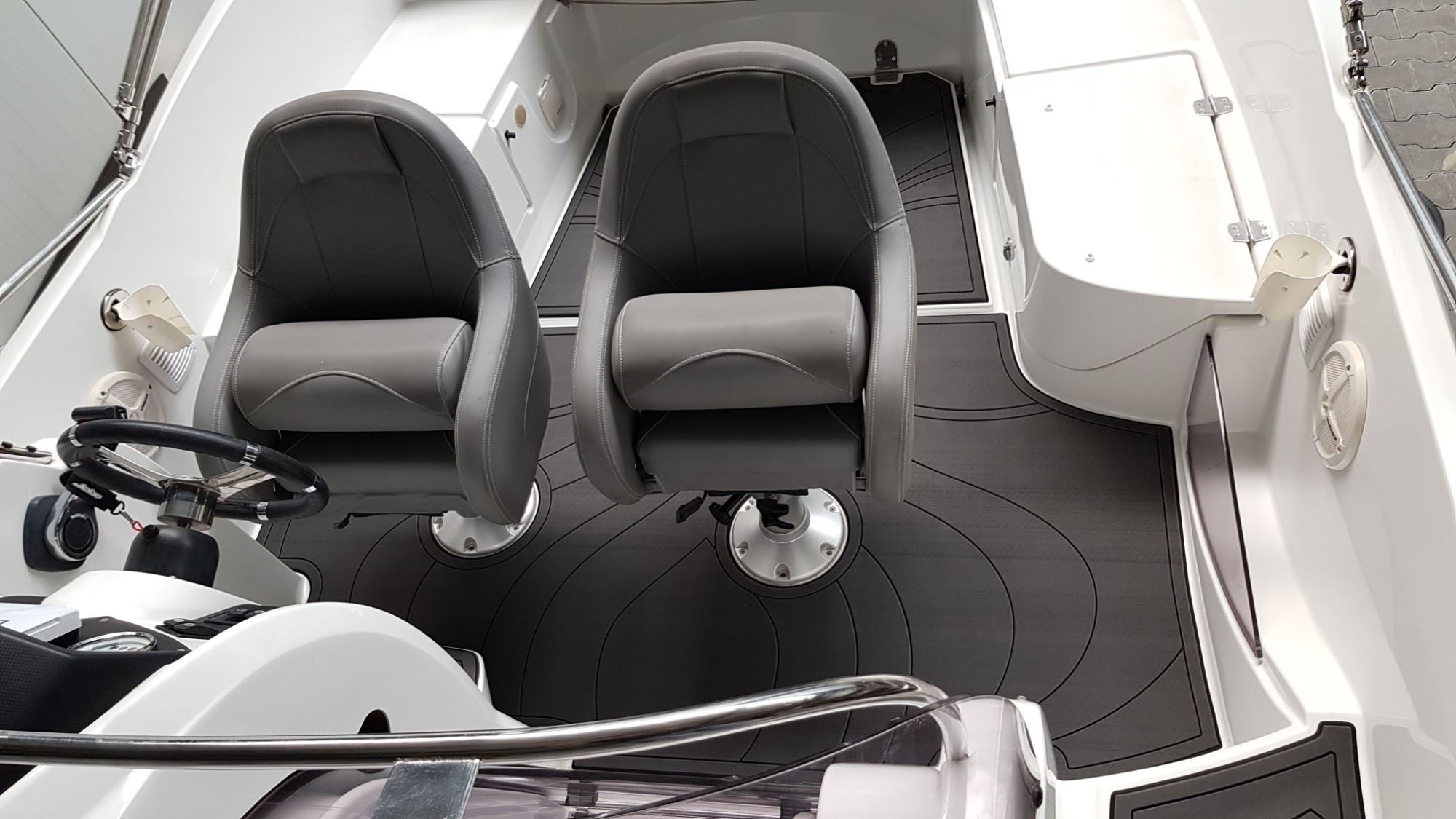 Beneteau Flyer 650 mit KENYU Core Boden: Steuerstand und Sitze