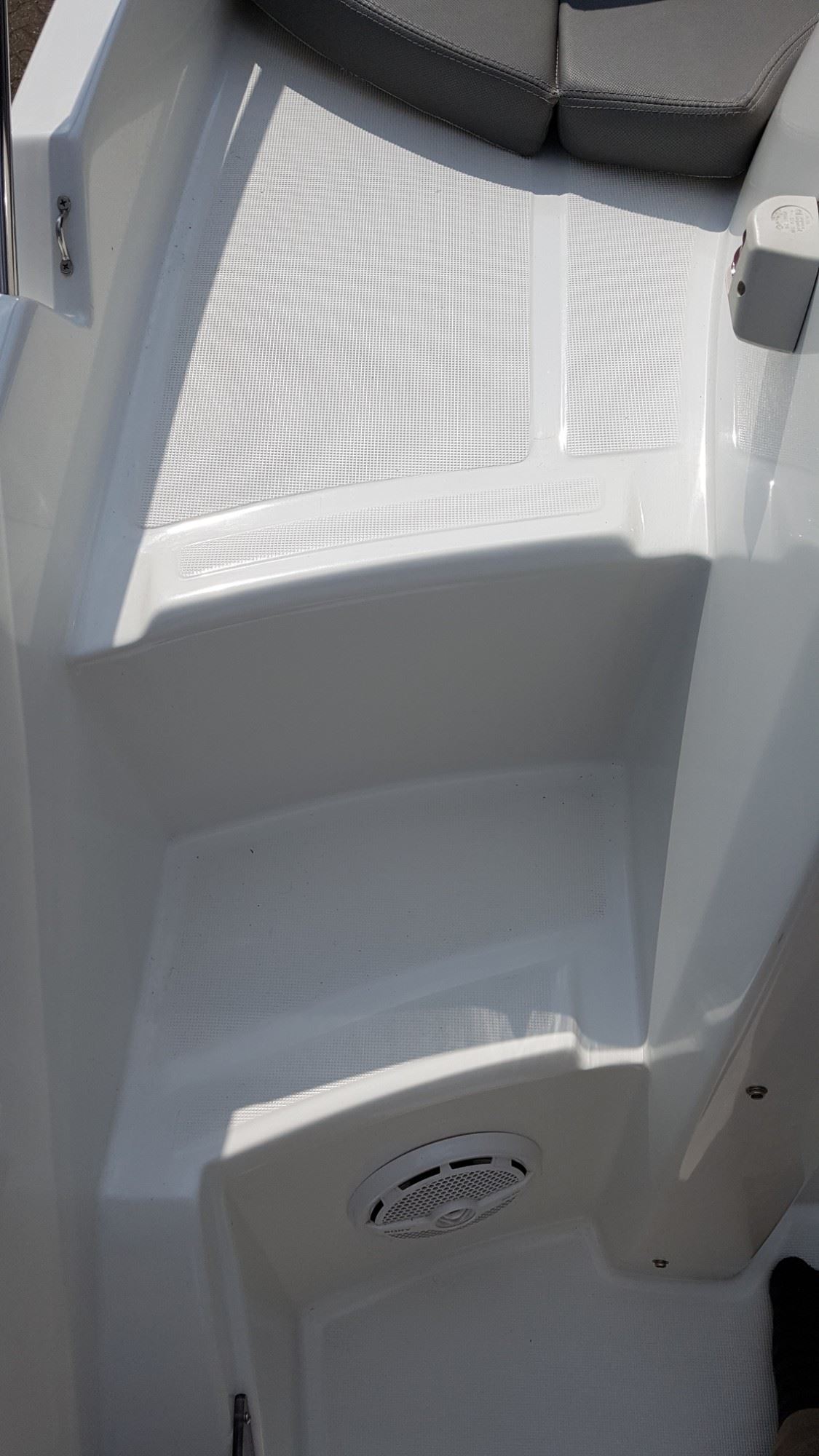 Beneteau Flyer 650, Stufen zum Seitendeck vorher