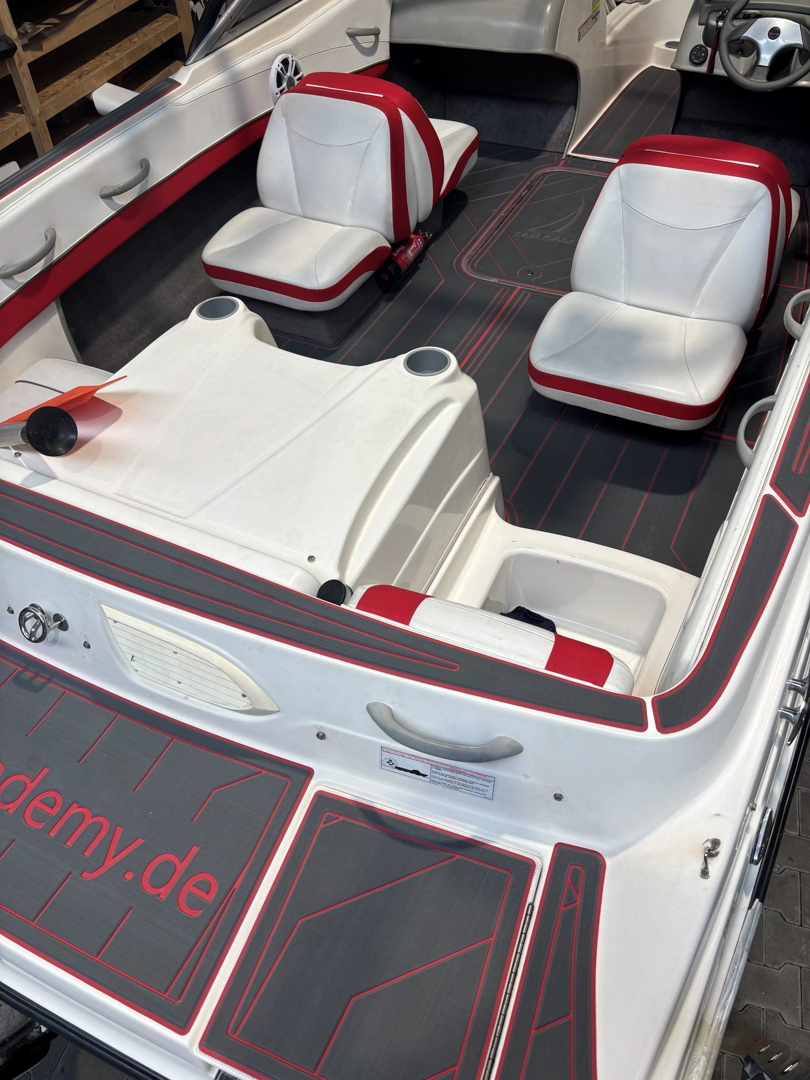 KENYU Signature EVA-Bootsboden in Slate Gray mit Fugen in Crimson auf einer Bayliner 195 BR