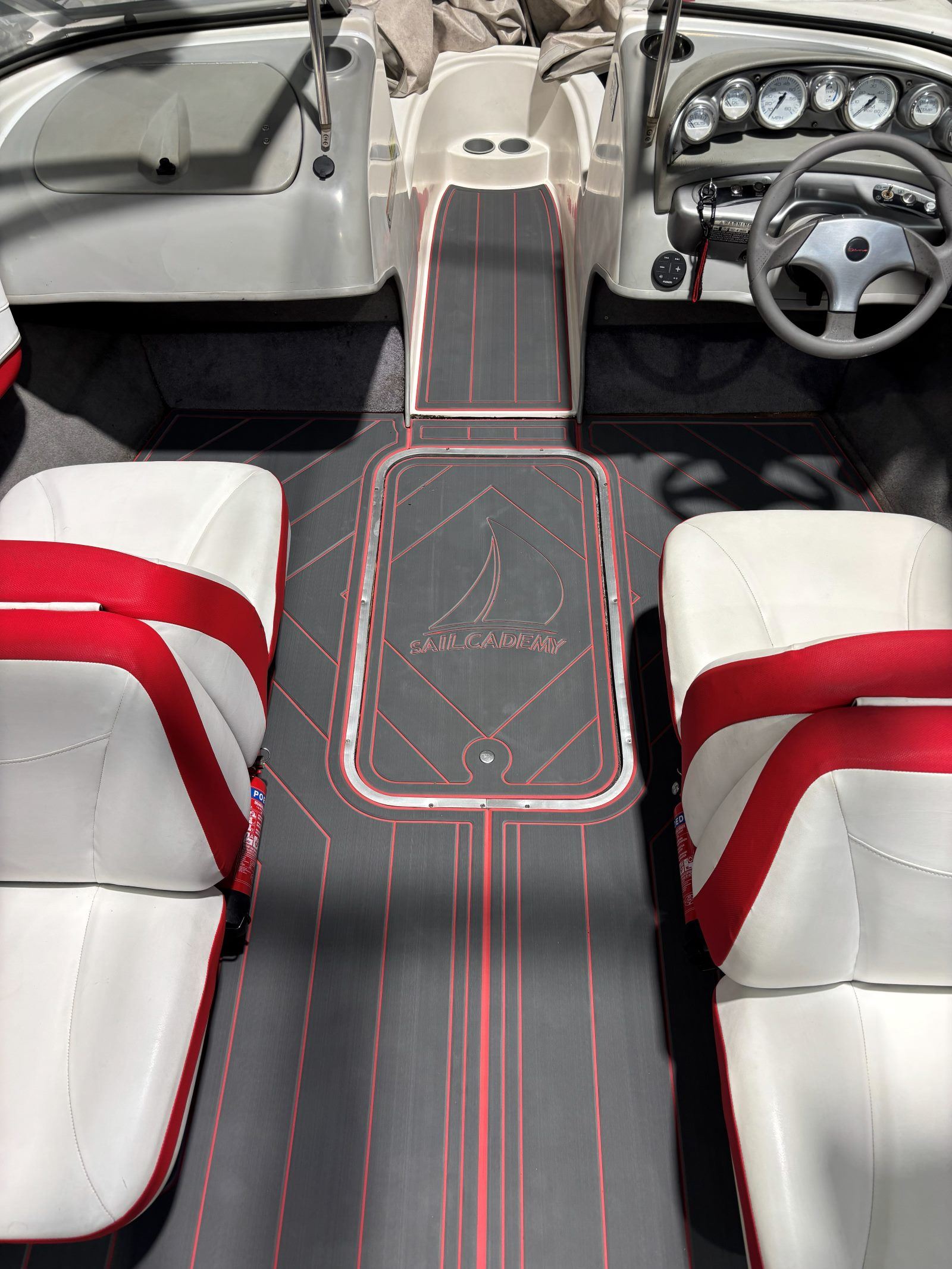 Bayliner 195 BR, Cockpit Richtung Bug mit KENYU Signature Boden in Slate Gray / Crimson