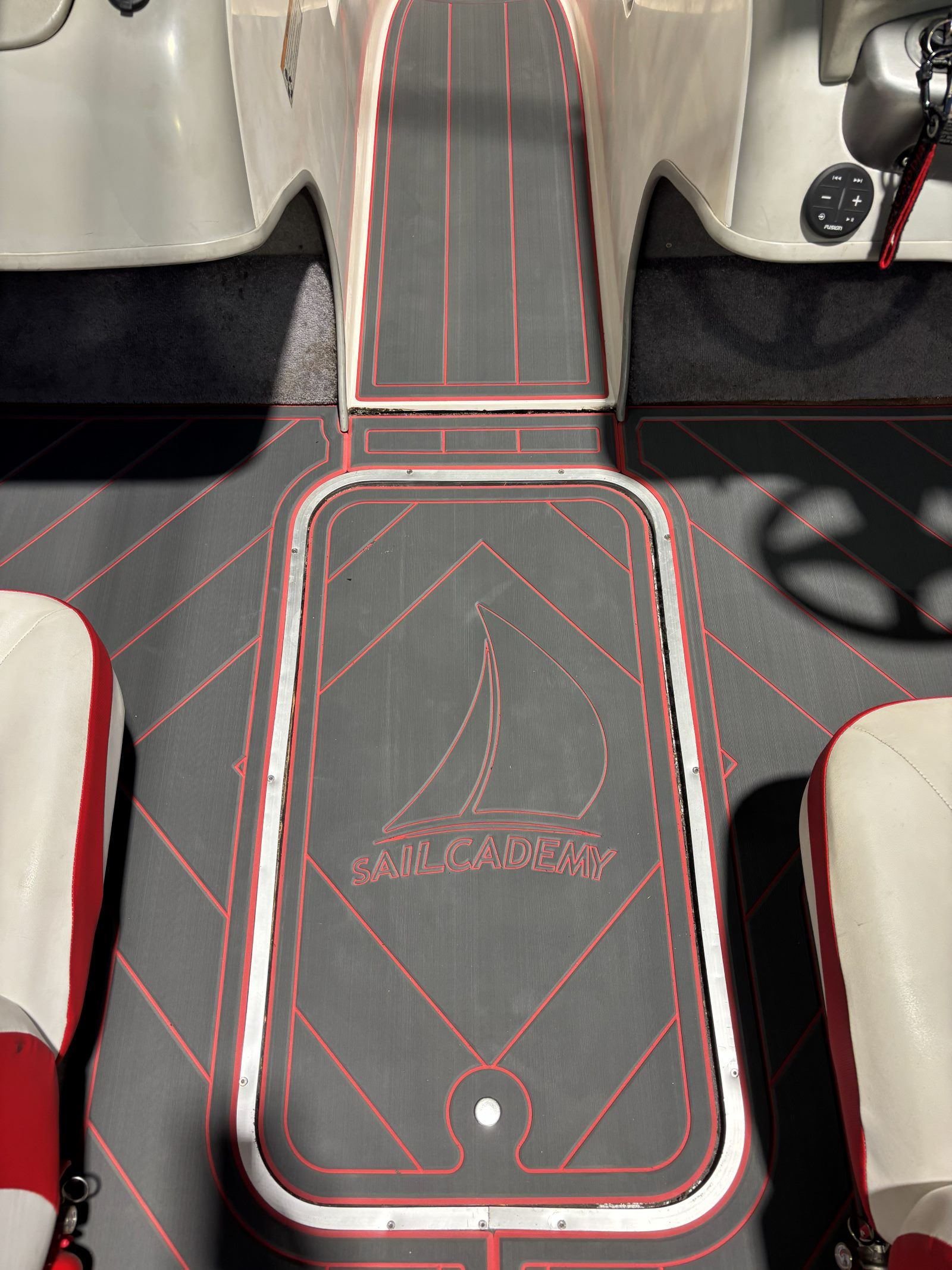 Bayliner 195 BR, Bodenklappe mit Sailcademy-Logo mit KENYU Signature Boden in Slate Gray / Crimson