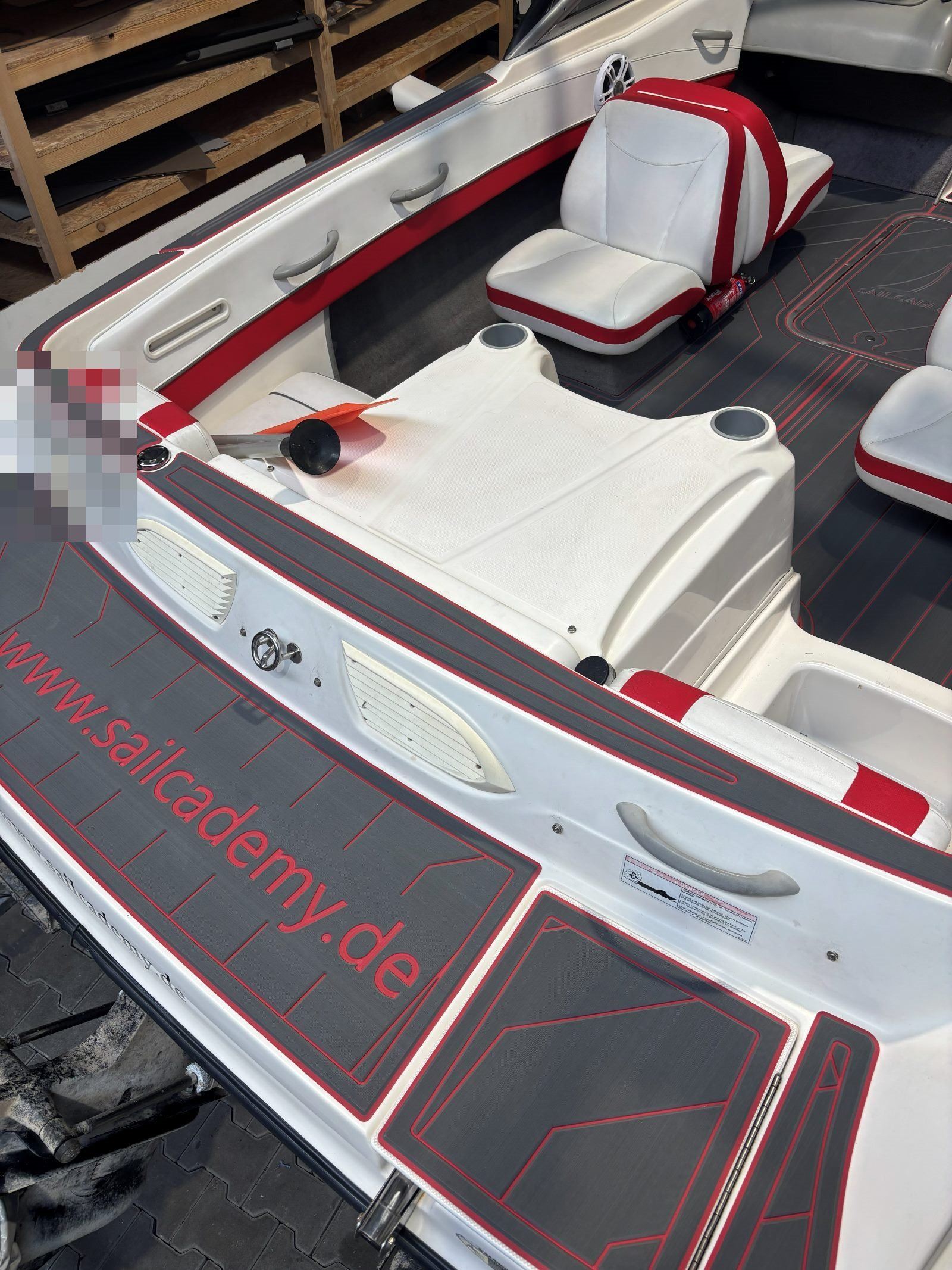 Bayliner 195 BR, Heck und Badeplattform mit KENYU Signature Boden in Slate Gray / Crimson