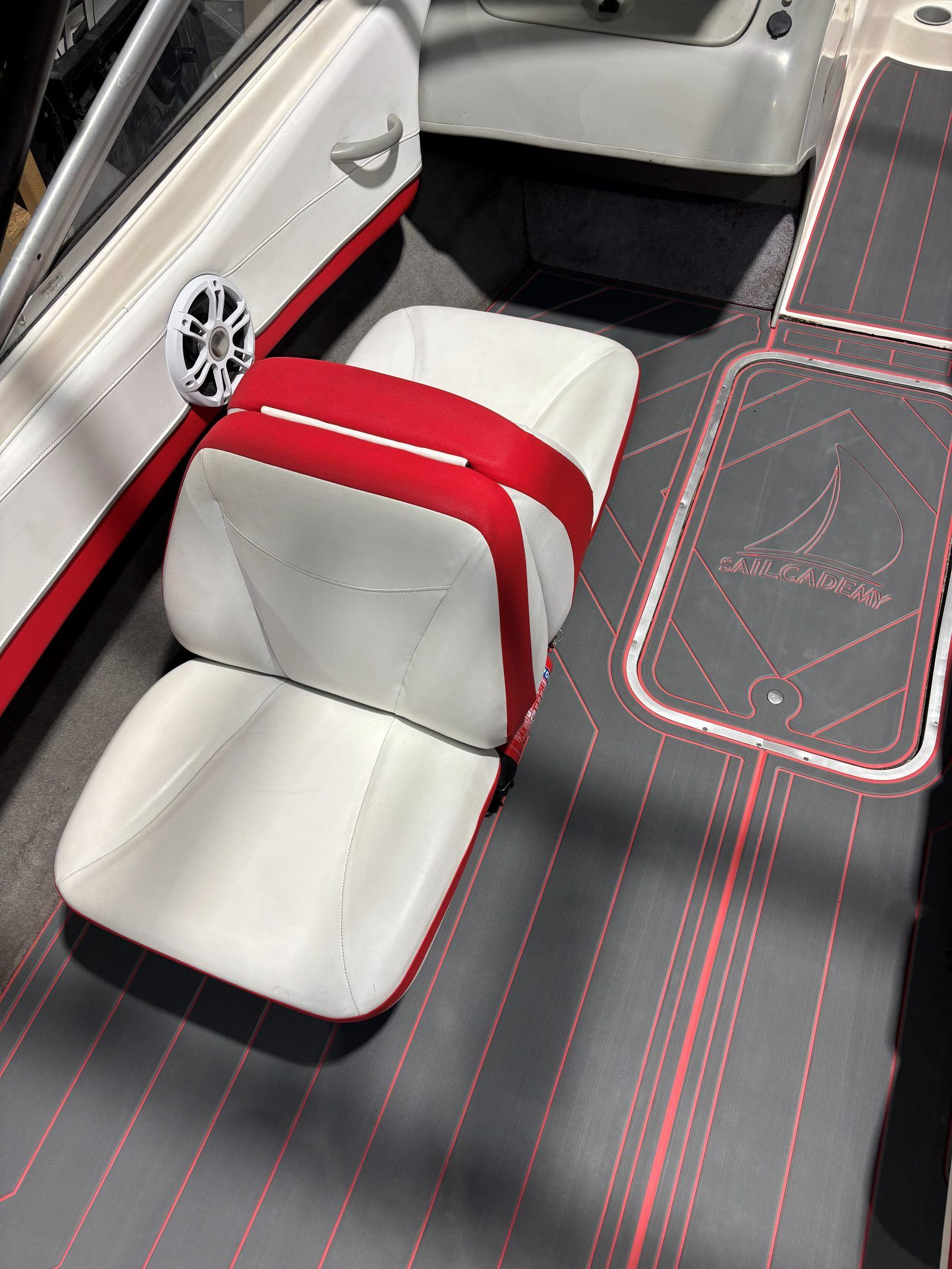 Bayliner 195 BR mit KENYU Signature Boden: Durchgang zum Bug mit Logo-Klappe