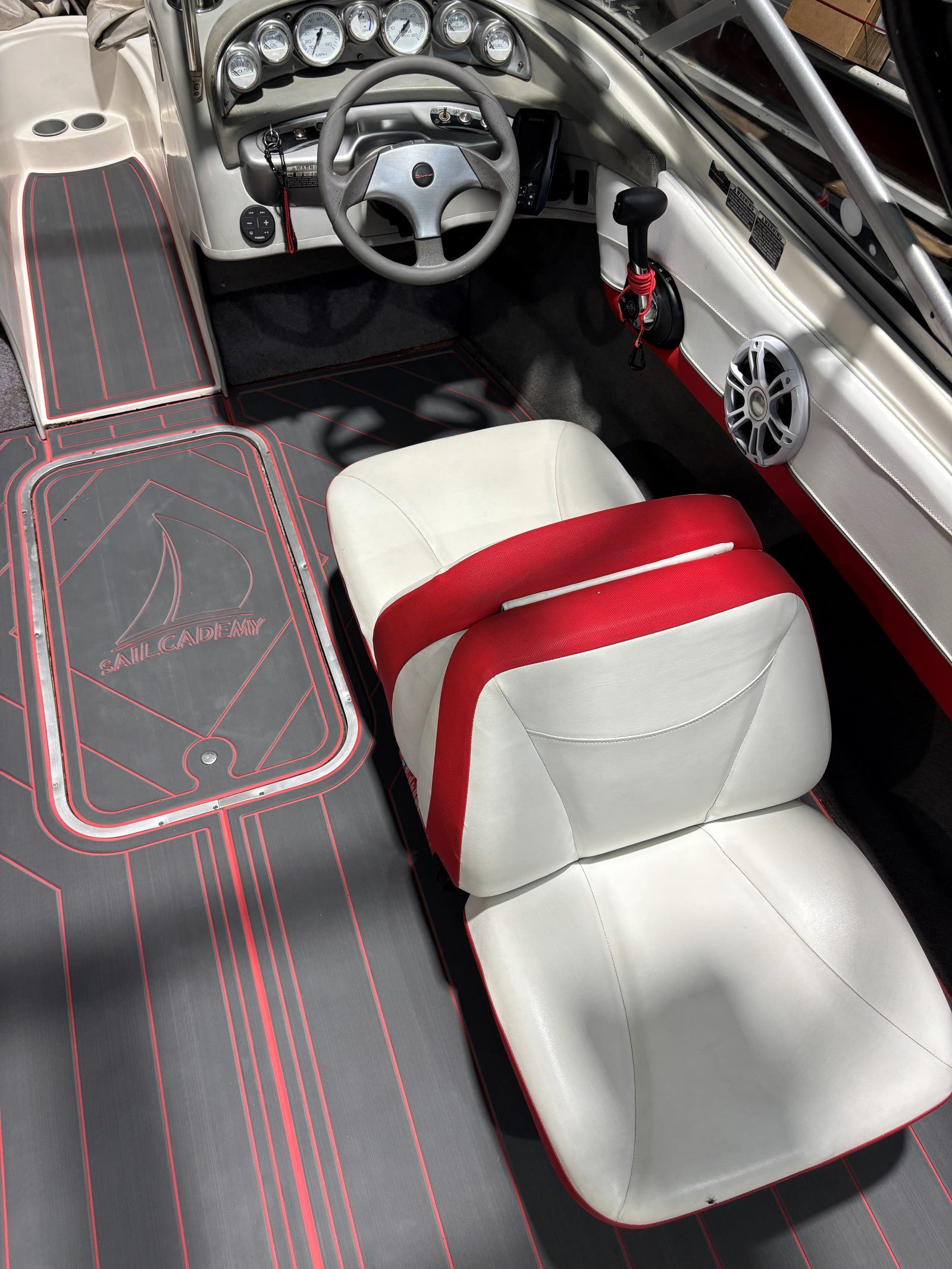 Bayliner 195 BR mit KENYU Signature Boden: Fußraum am Steuerstand