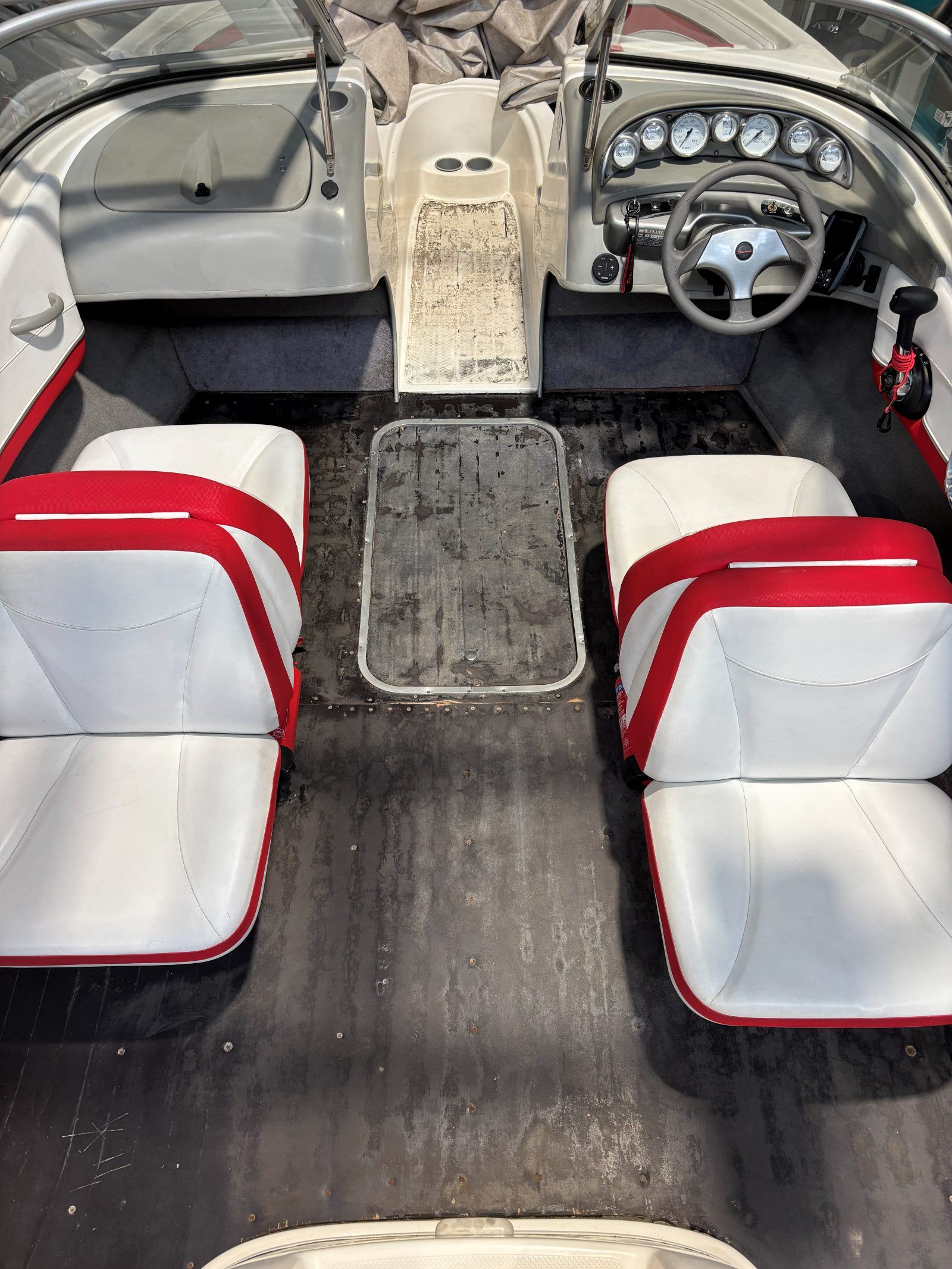 Bayliner 195 BR, Cockpit Richtung Bug vorher