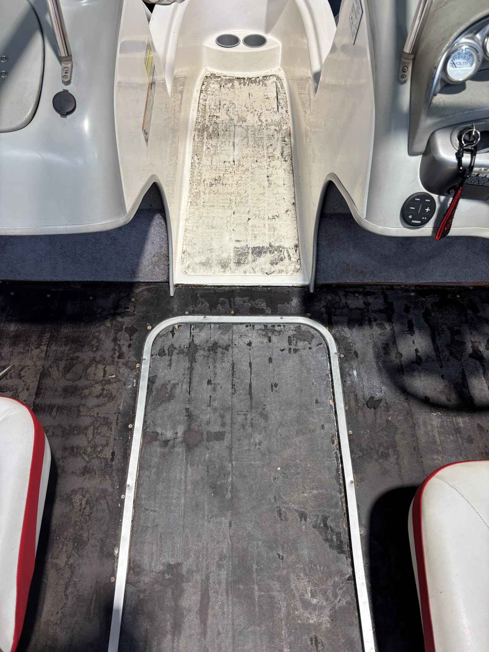 Bayliner 195 BR, Bodenklappe mit Sailcademy-Logo vorher