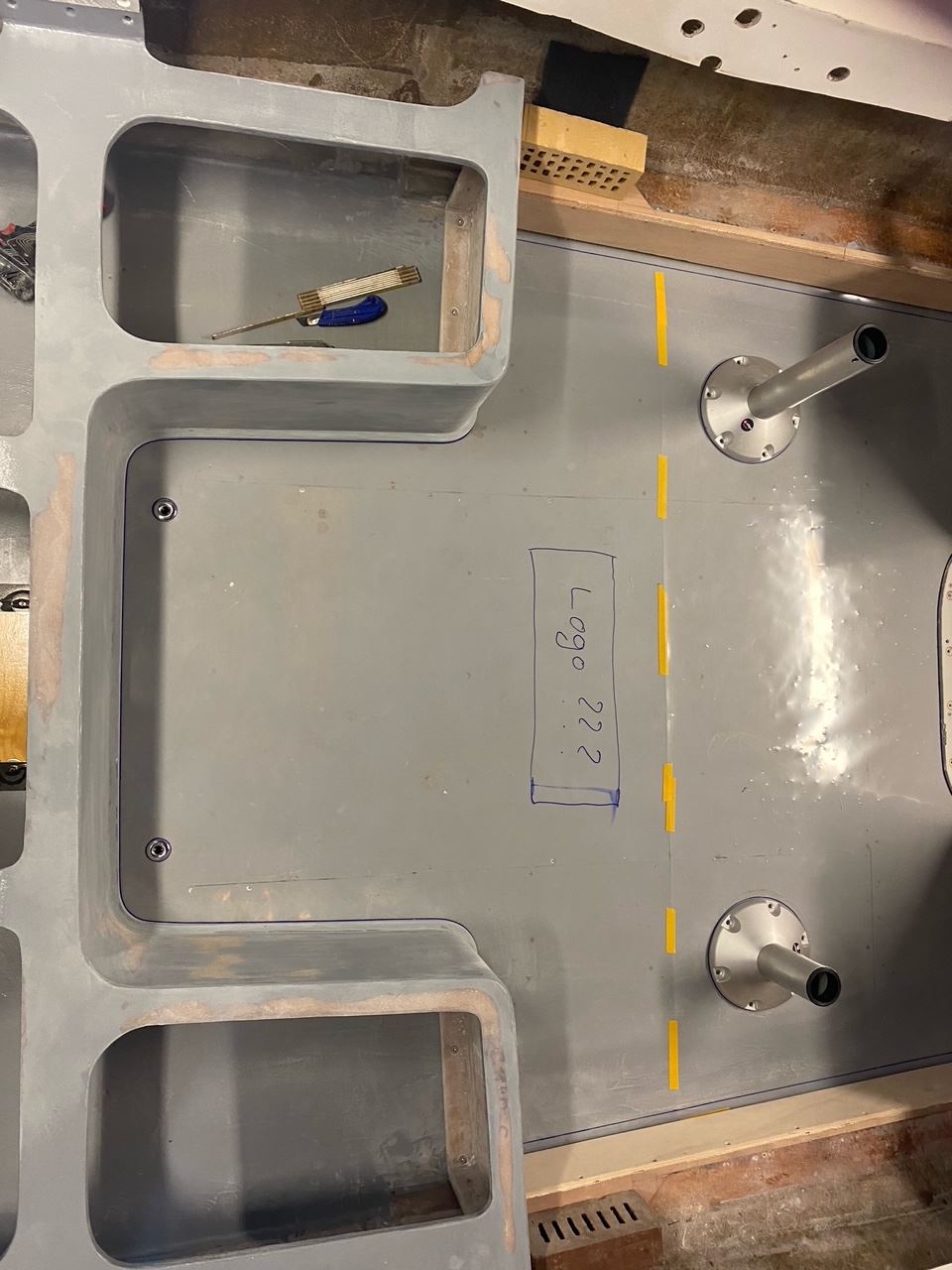 Caravelle Interceptor 232, Mittelfuge und Ausschnitte vor der Sitzbank schablone