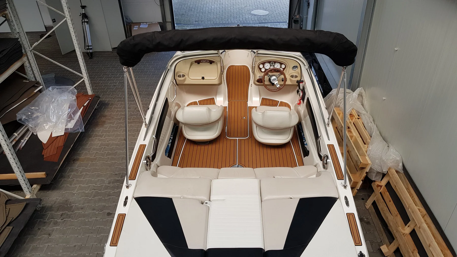 Glastron 205 GT mit KENYU Core Boden: Cockpit von achtern
