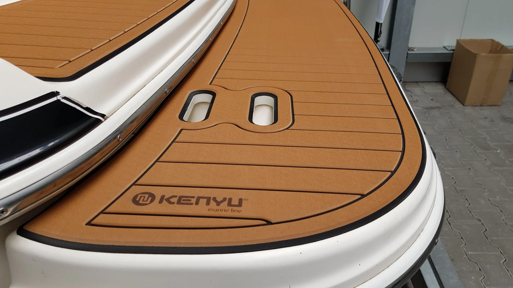 Glastron 205 GT mit KENYU Core Boden: Detail: Kontur an den Beschlägen