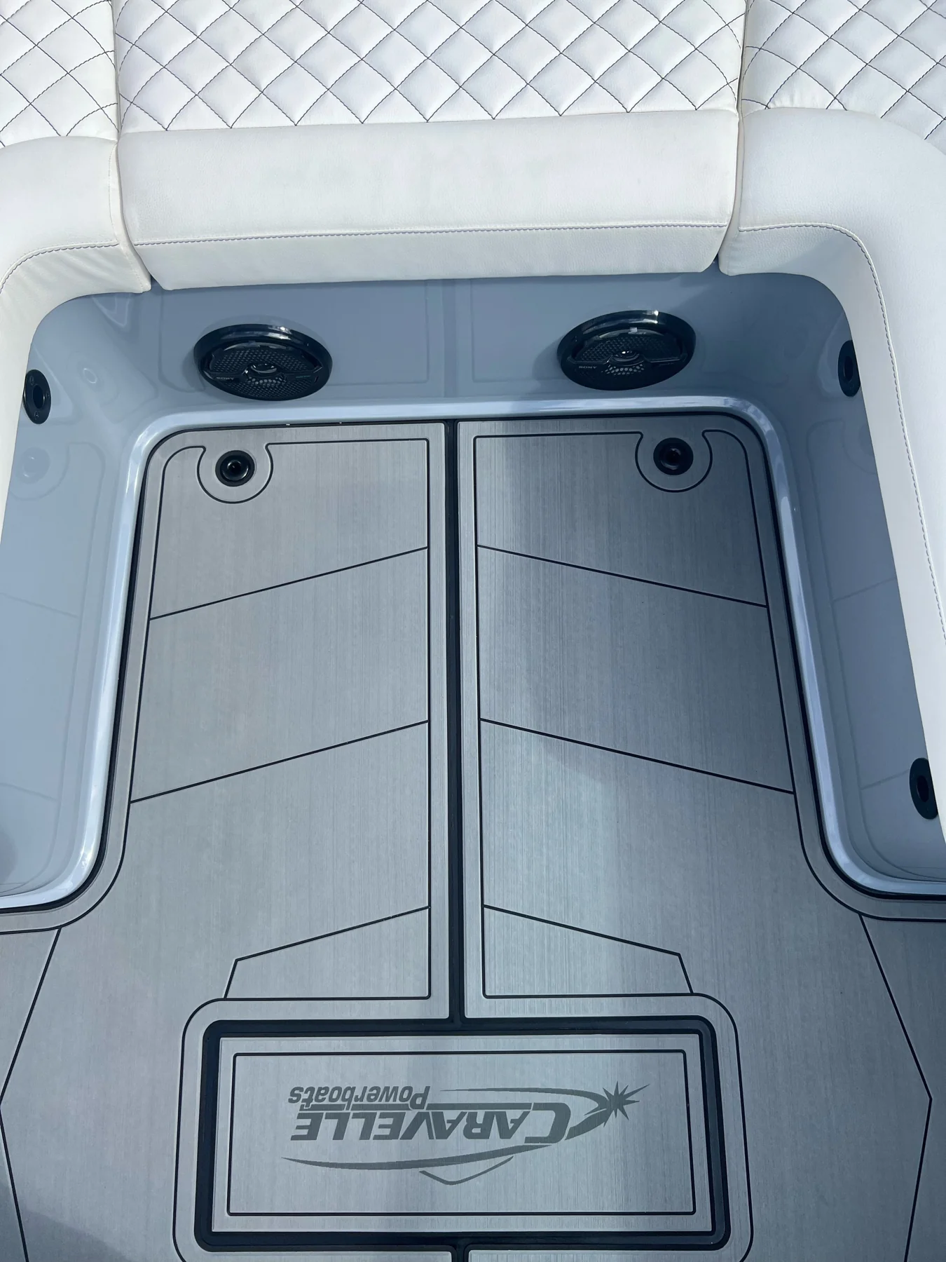 Caravelle Interceptor 232, Mittelfuge und Ausschnitte vor der Sitzbank mit KENYU Core Boden in Light Grey / Black