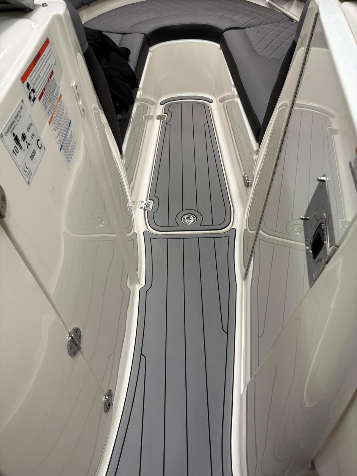 Chaparral 276 SSI mit KENYU Core Boden: Durchgang zum Bug
