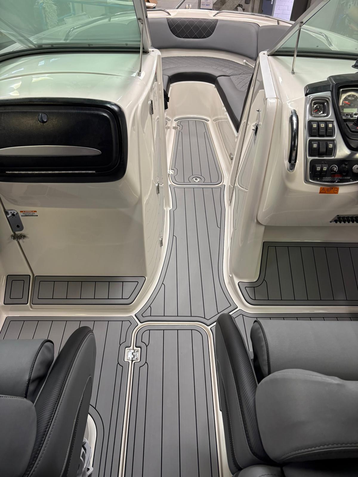 Chaparral 276 SSI mit KENYU Core Boden: Durchgang zwischen den Konsolen