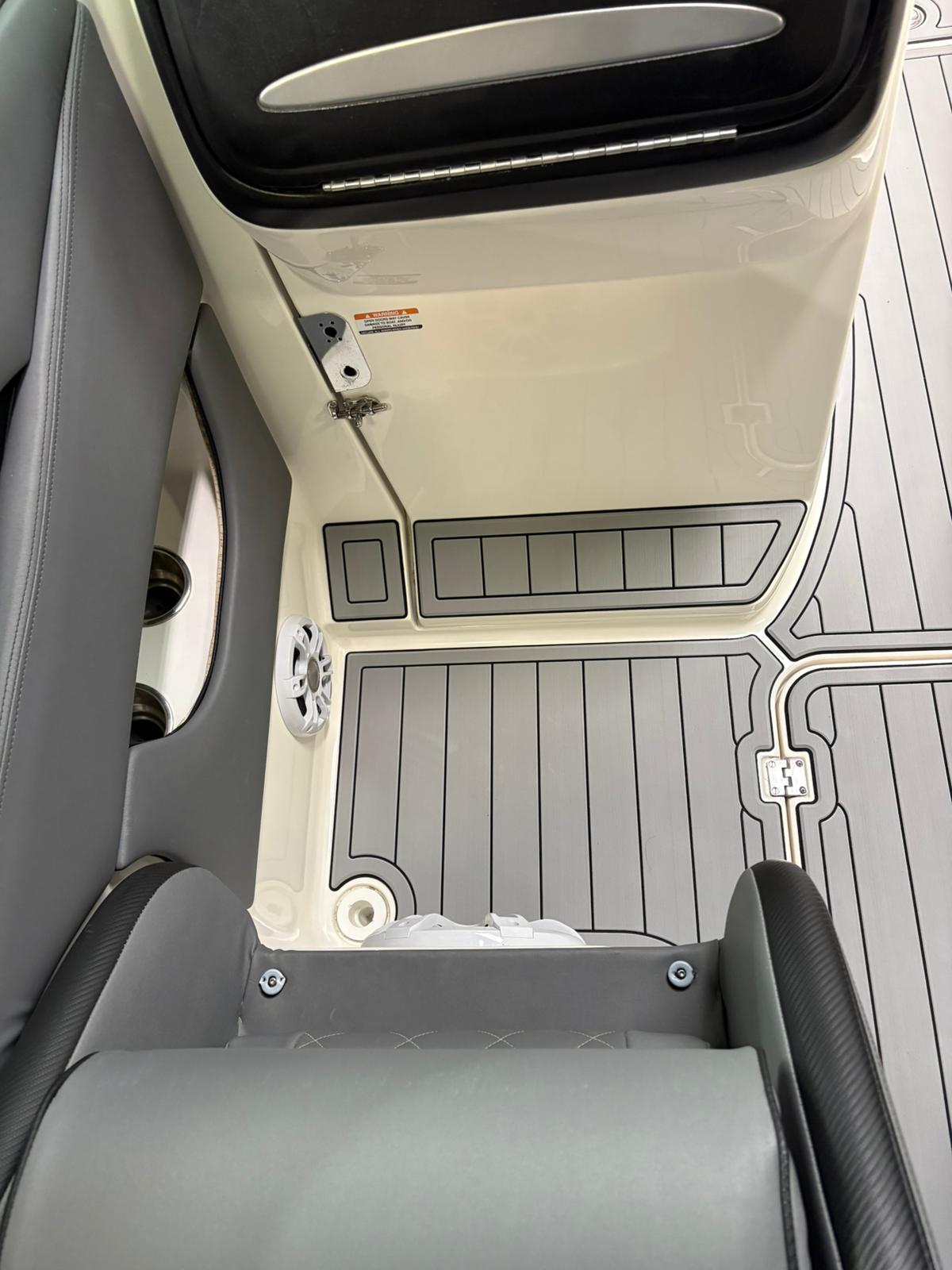 Chaparral 276 SSI mit KENYU Core Boden: Fußraum vor der Beifahrerkonsole