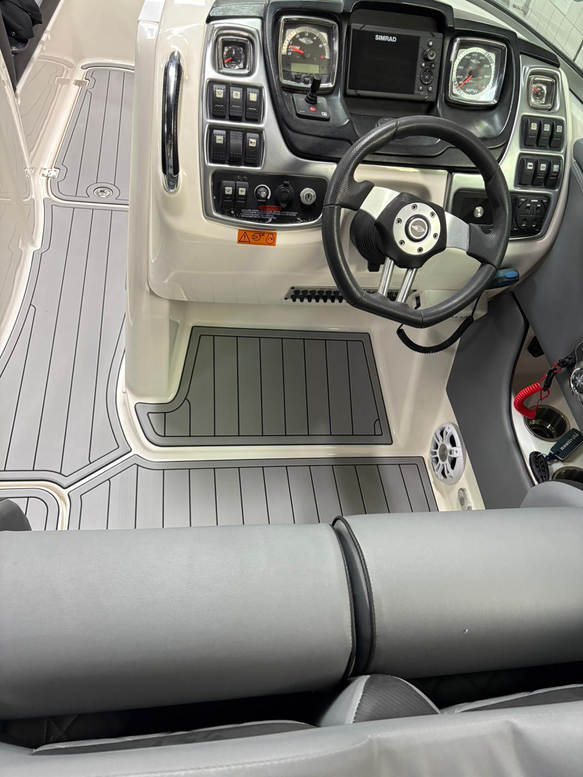Chaparral 276 SSI mit KENYU Core Boden: Fußraum am Steuerstand