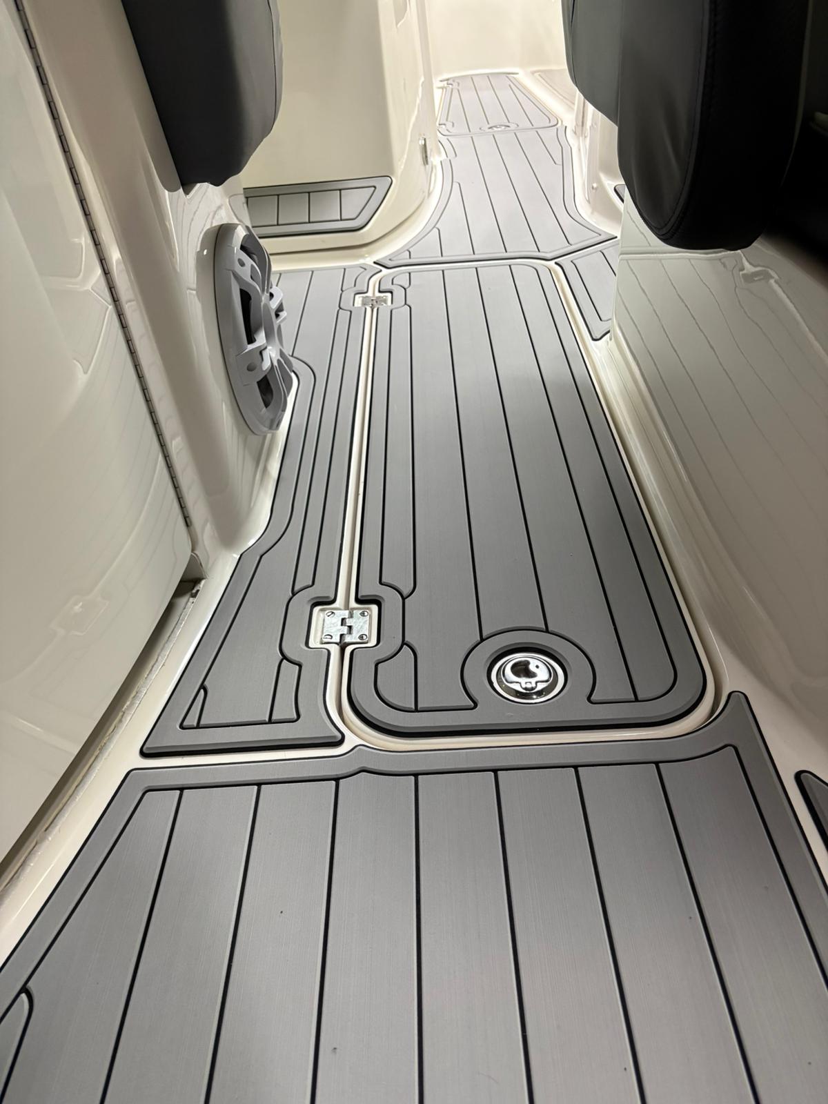 Chaparral 276 SSI, Mittelgang mit Bodenklappe mit KENYU Core Boden in Light Grey / Black