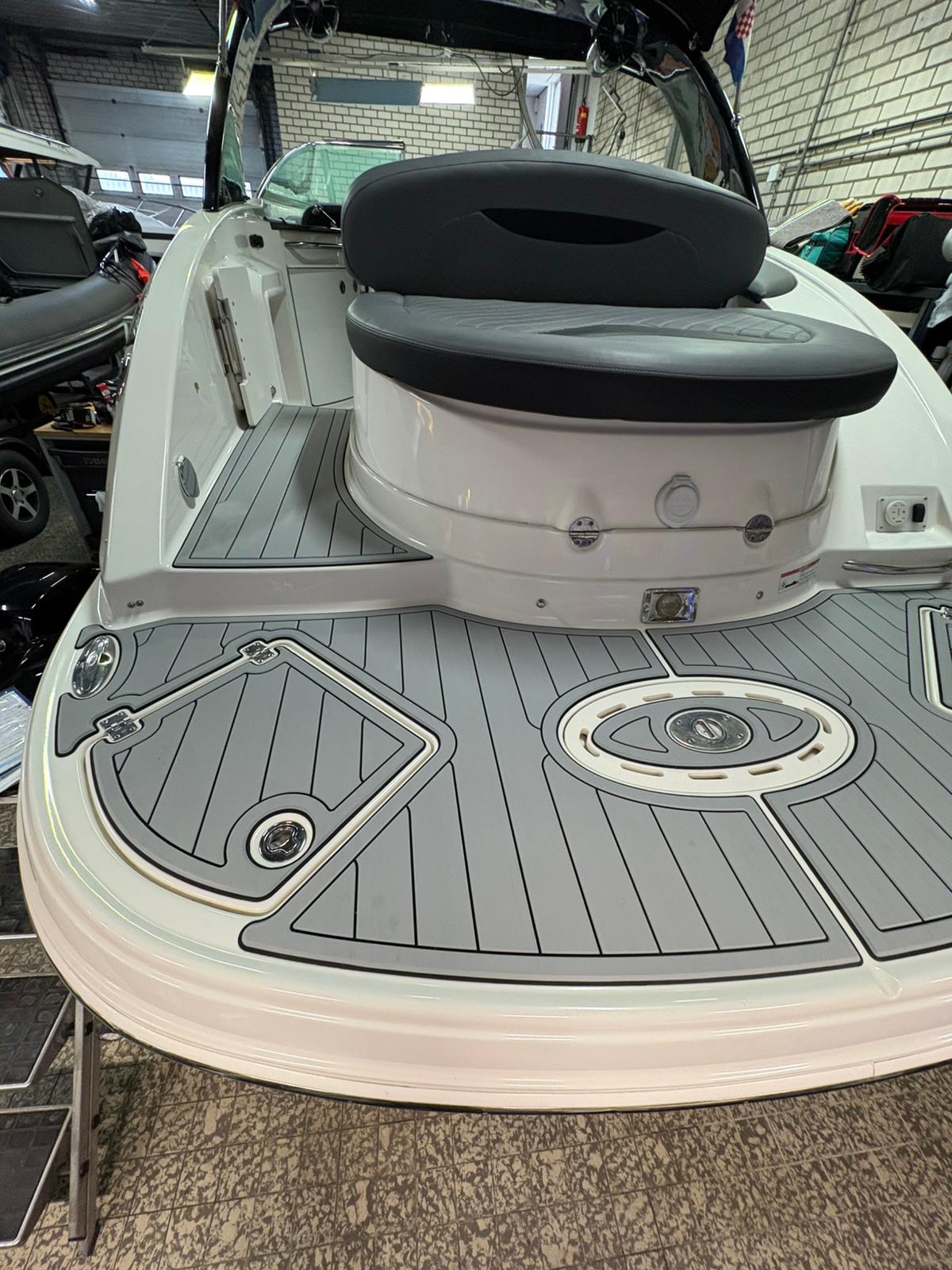 Chaparral 276 SSI, Badeplattform mit KENYU Core Boden in Light Grey / Black