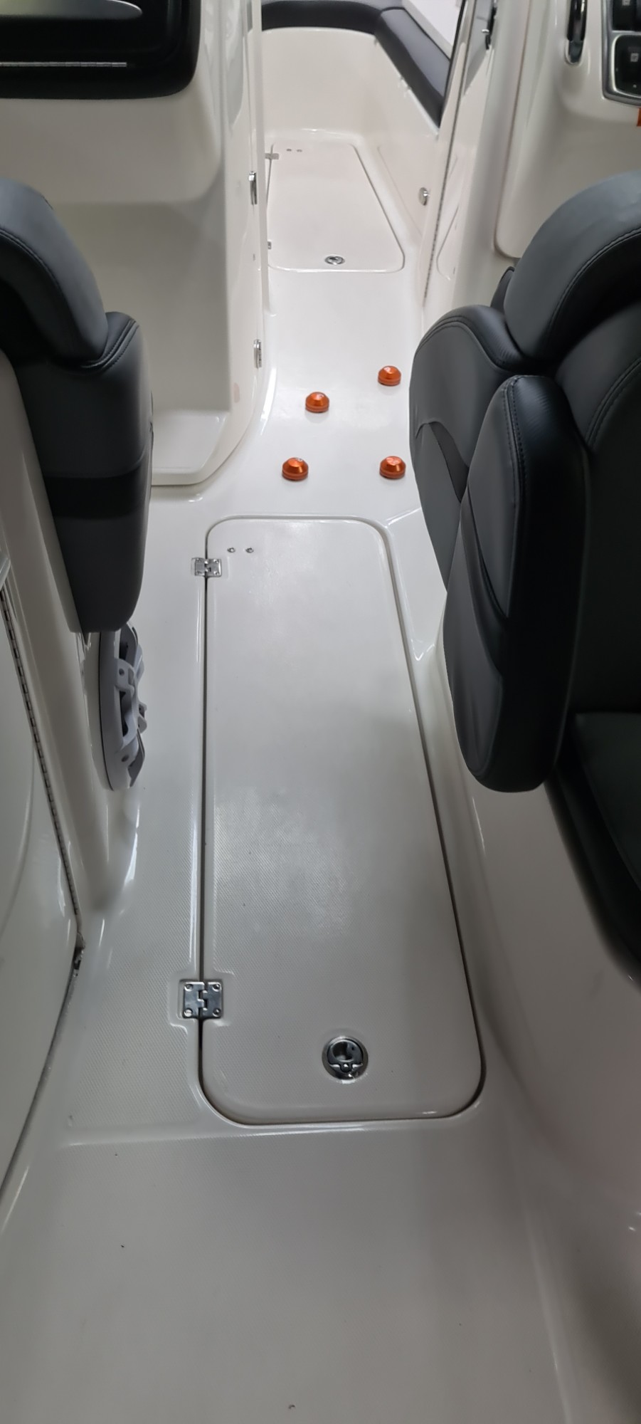 Chaparral 276 SSI, Mittelgang mit Bodenklappe vorher