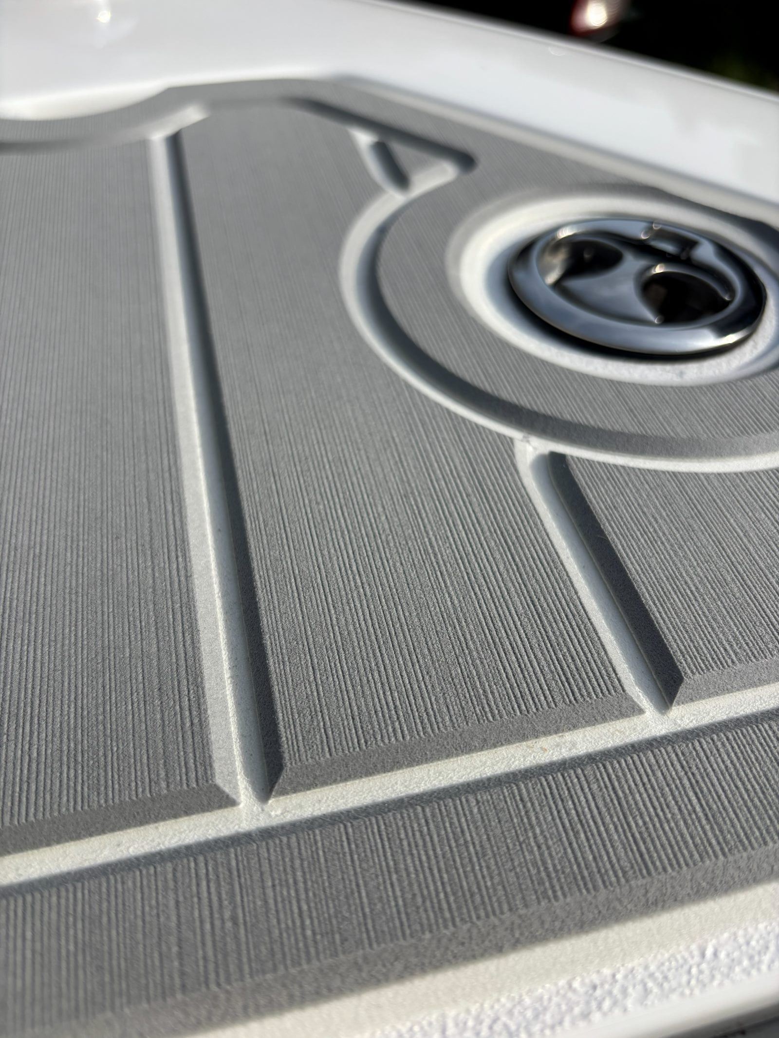 Cobalt 222 mit KENYU Signature Boden: Detail: Ausschnitt um den Ablauf