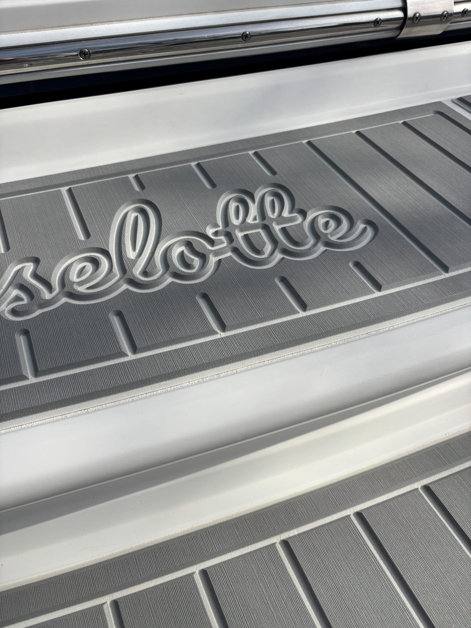 Cobalt 222, Badeplattform mit Bootsname mit KENYU Signature Boden in Titanium / White