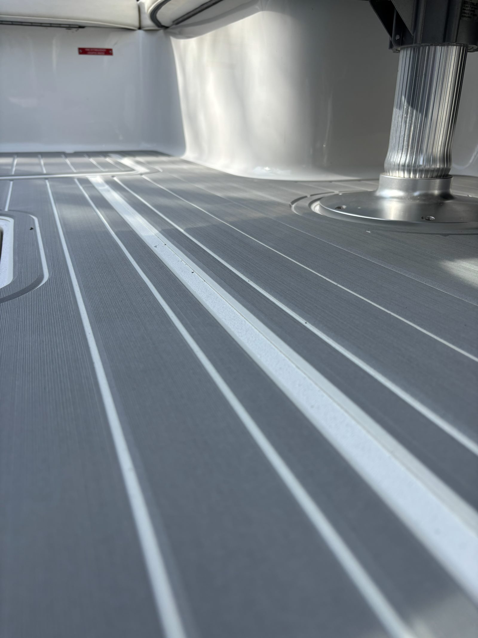 Cobalt 222 mit KENYU Signature Boden: Cockpit mit Ausschnitt am Sitzfuß