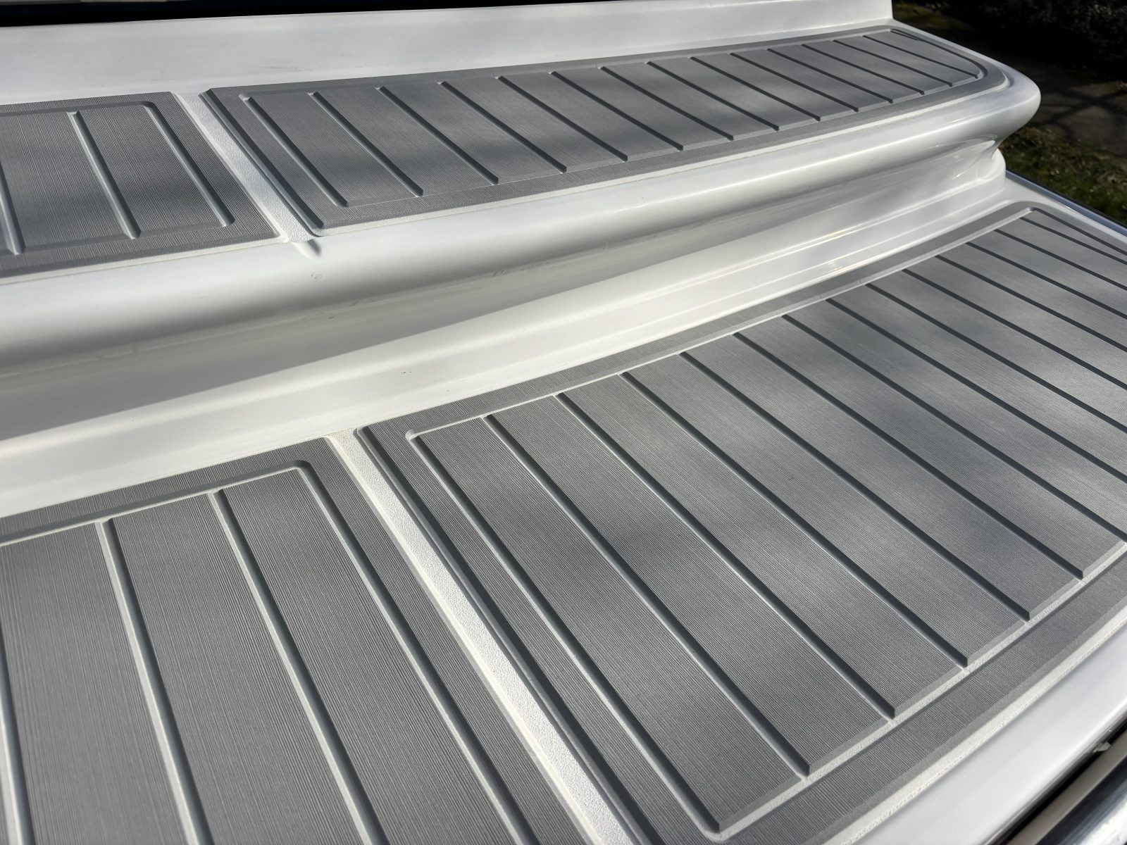 Cobalt 222 mit KENYU Signature Boden: Badeplattform, zweiteilig